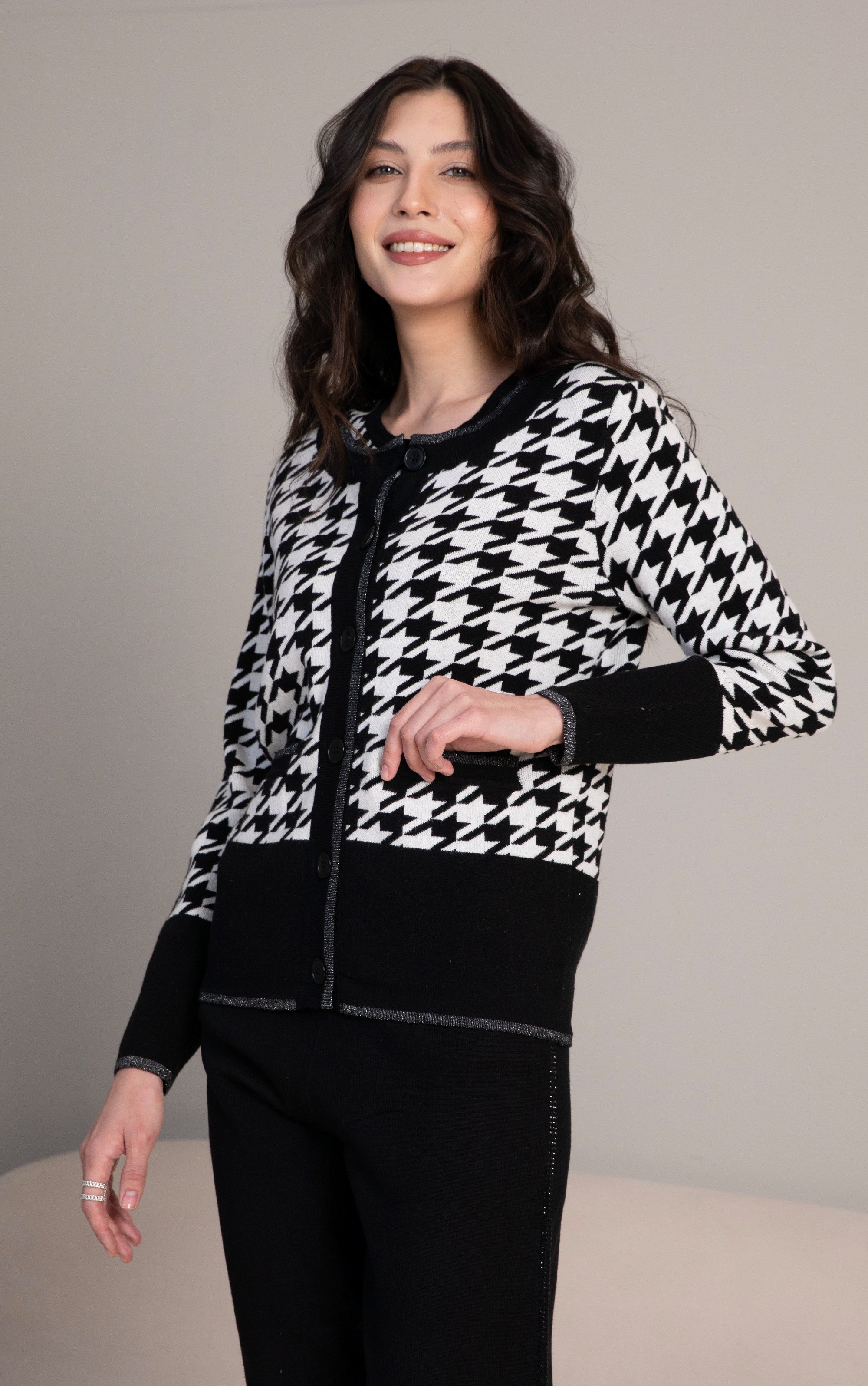 Passioni Strickjacke Twinset in Ecru und Schwarz im klassischen Hahnentrittmuster