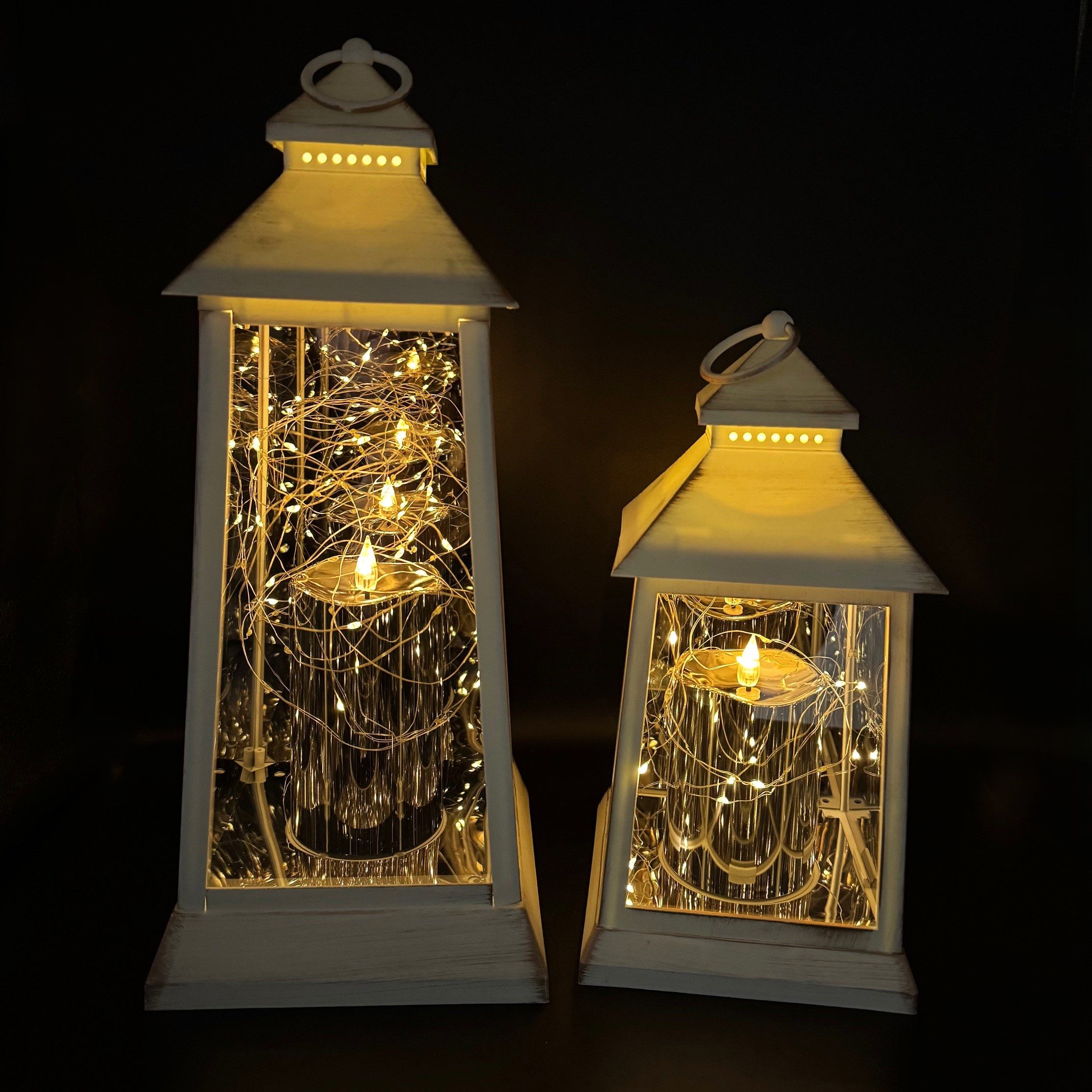 Online-Fuchs LED Laterne mit Stumpenkerze, LED Lichterkette, Timer und Funkeleffekt im Set, Outdoor geeignet, Warmweiß, Vintage-Look, Deko Laternen für draußen in Schwarz, Weiß oder Rot