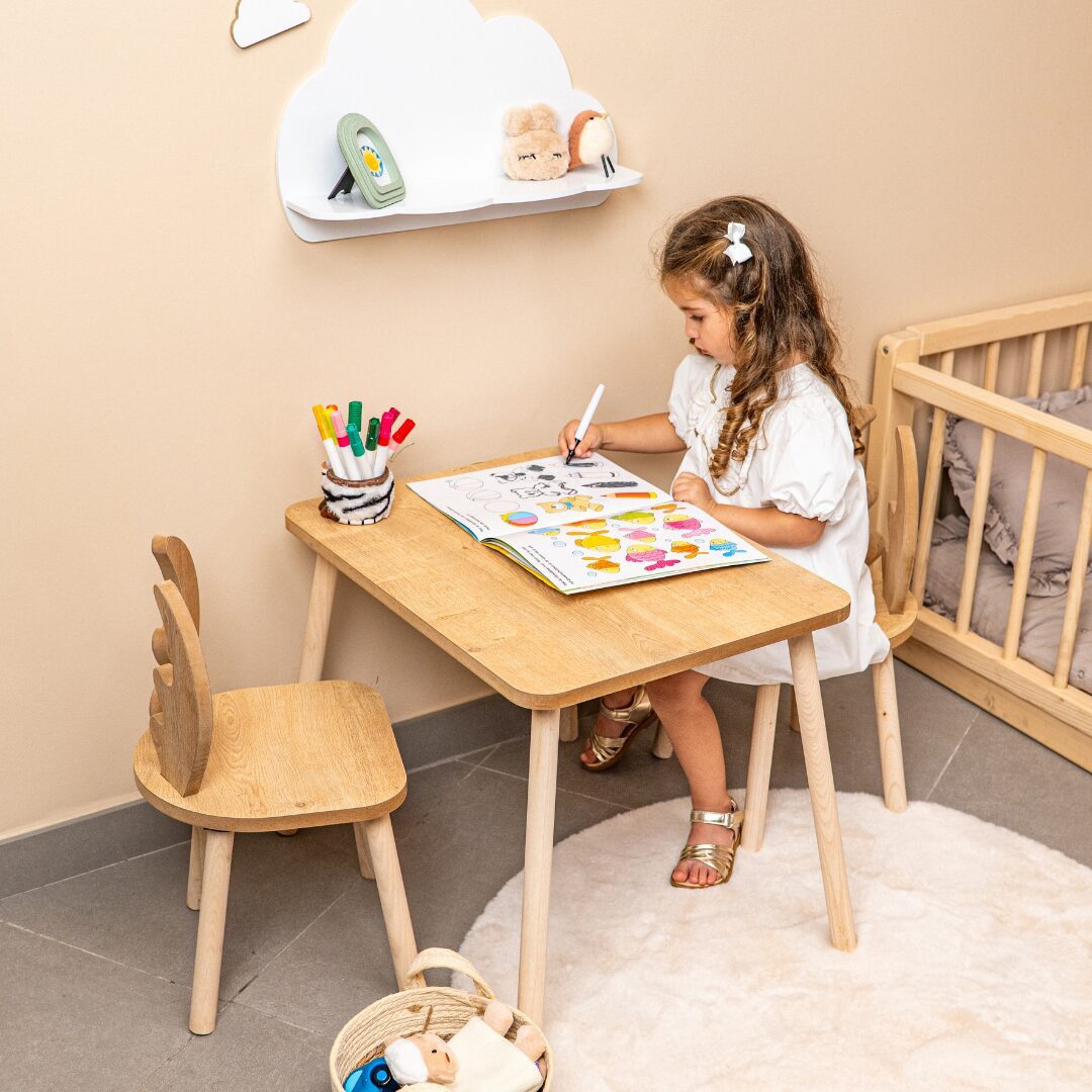 COZYCOLLECTIONS Kindersitzgruppe Kindertisch-Set mit Tiermotiv-Stühlen aus Naturholz, (Kindertisch-Set, 3-tlg., 3-teilig (1 Tisch + 2 Stühle), Montessori-Design: fördert Selbstständigkeit, Ordnung & Kreativität