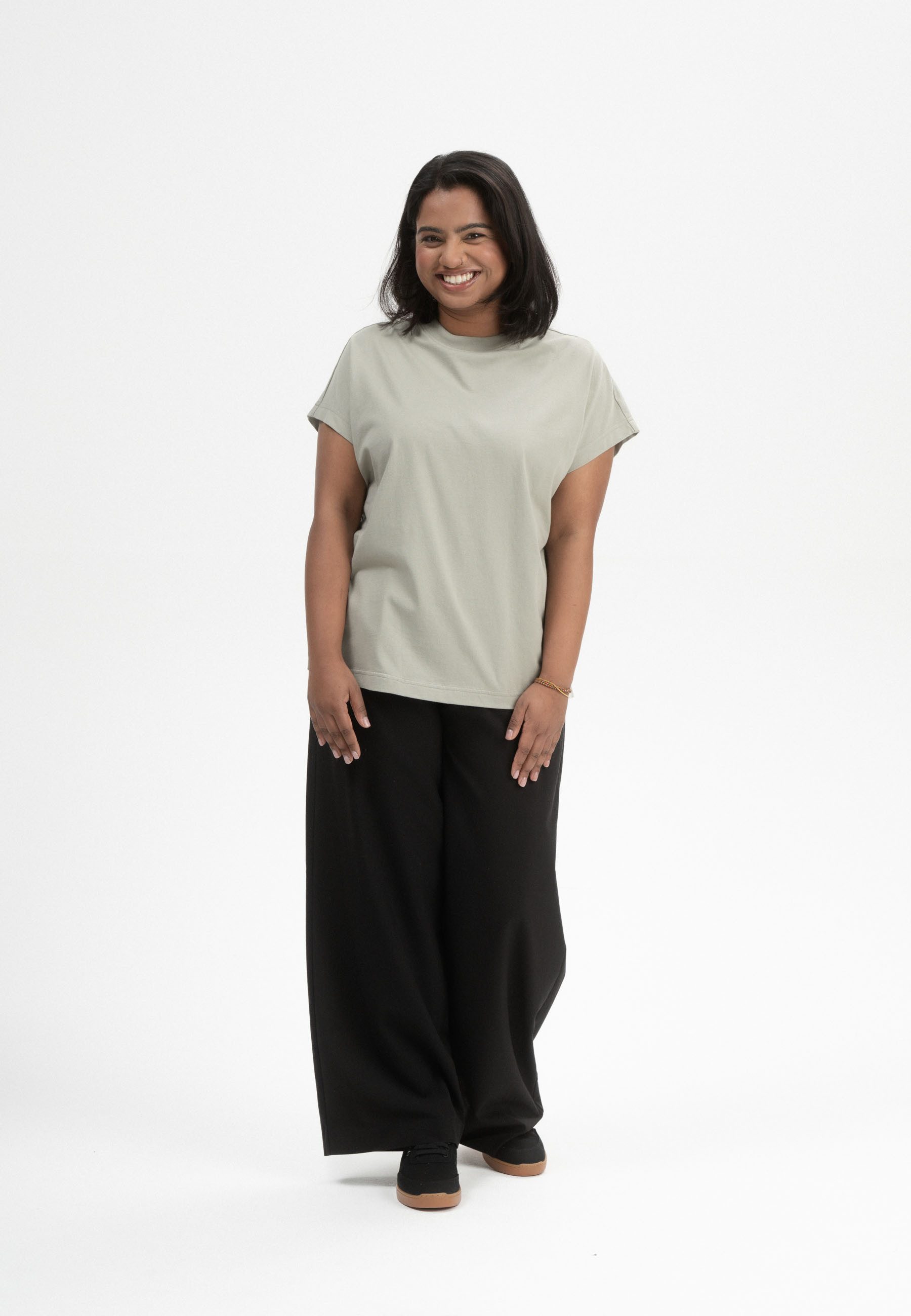 MELA Kurzarmshirt T-Shirt Style MADHU Fein gerippter Kragen