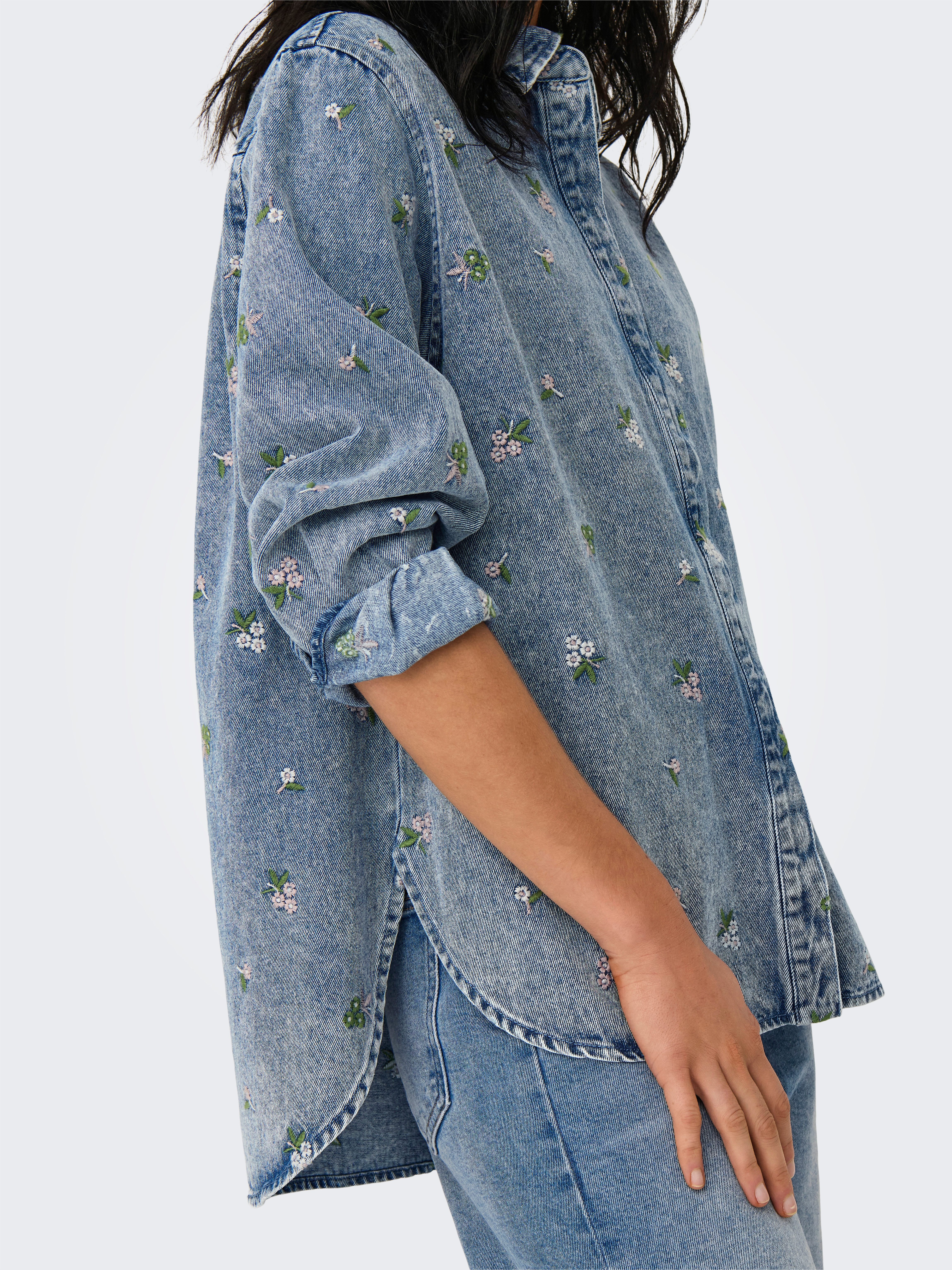 ONLY Jeansbluse ONLVERA L/S FLOWER EMB SHIRT DNM YOR
