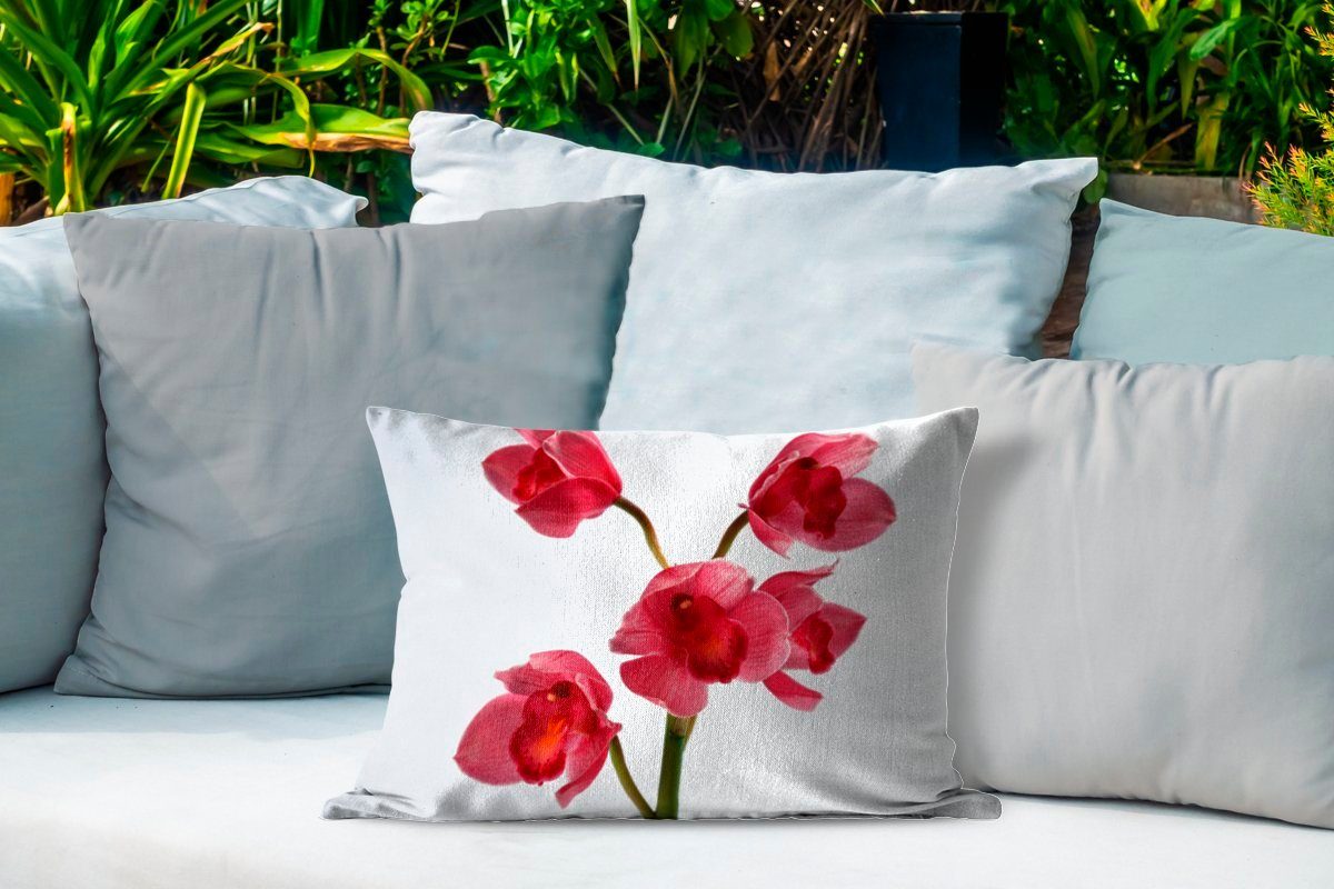 MuchoWow Dekokissen Rote Orchideen einen für Kissenhülle hellen Hintergrund, Outdoor-Dekorationskissen, Polyester, Dekokissenbezug