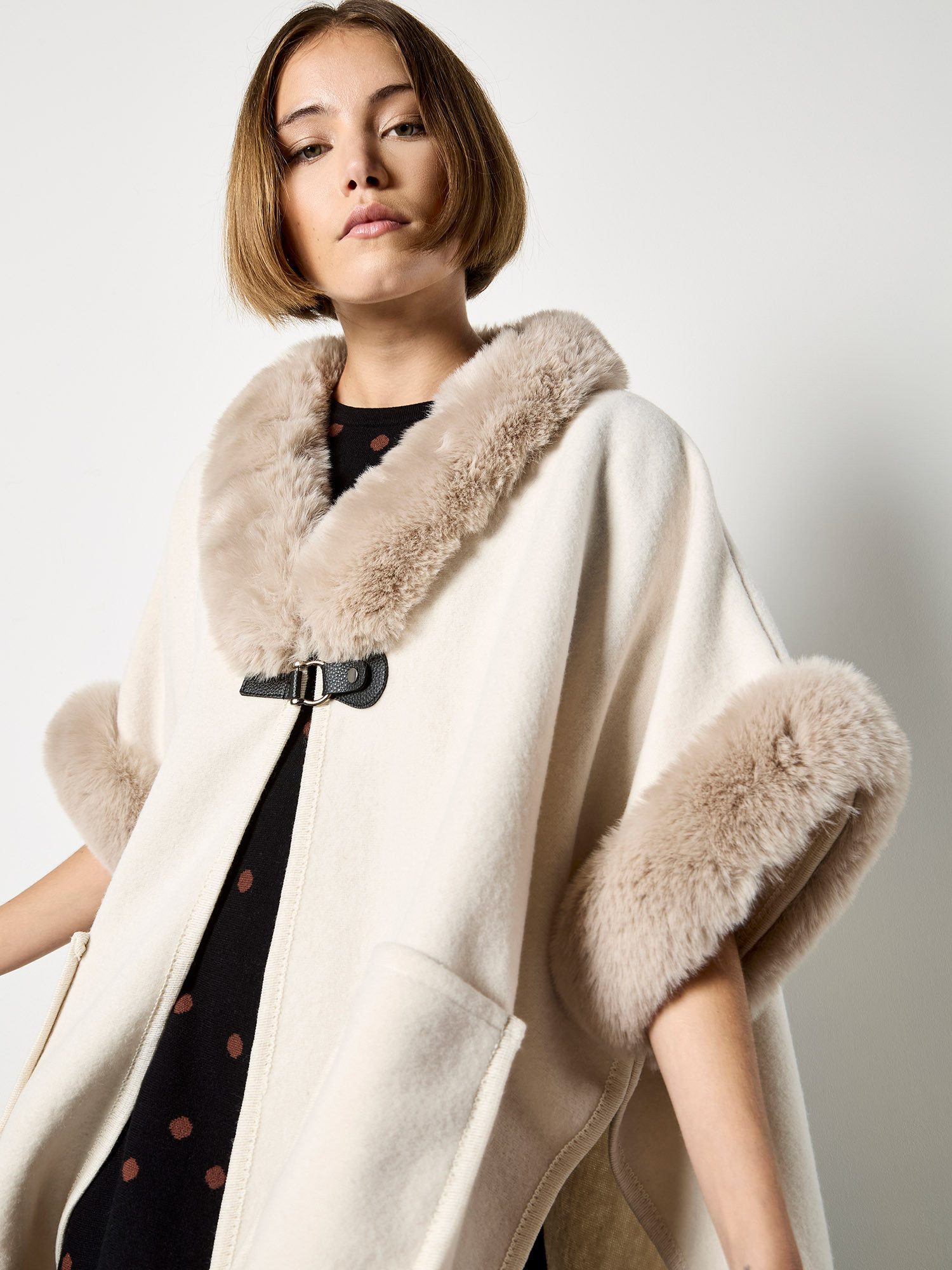 Apricot Poncho Cape . mit Kunstfellbesatz