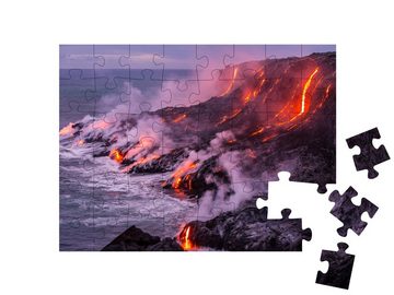 puzzleYOU Puzzle Viele kleine Ströme von Lava laufen in den Ozean, 48 Puzzleteile, puzzleYOU-Kollektionen Vulkane