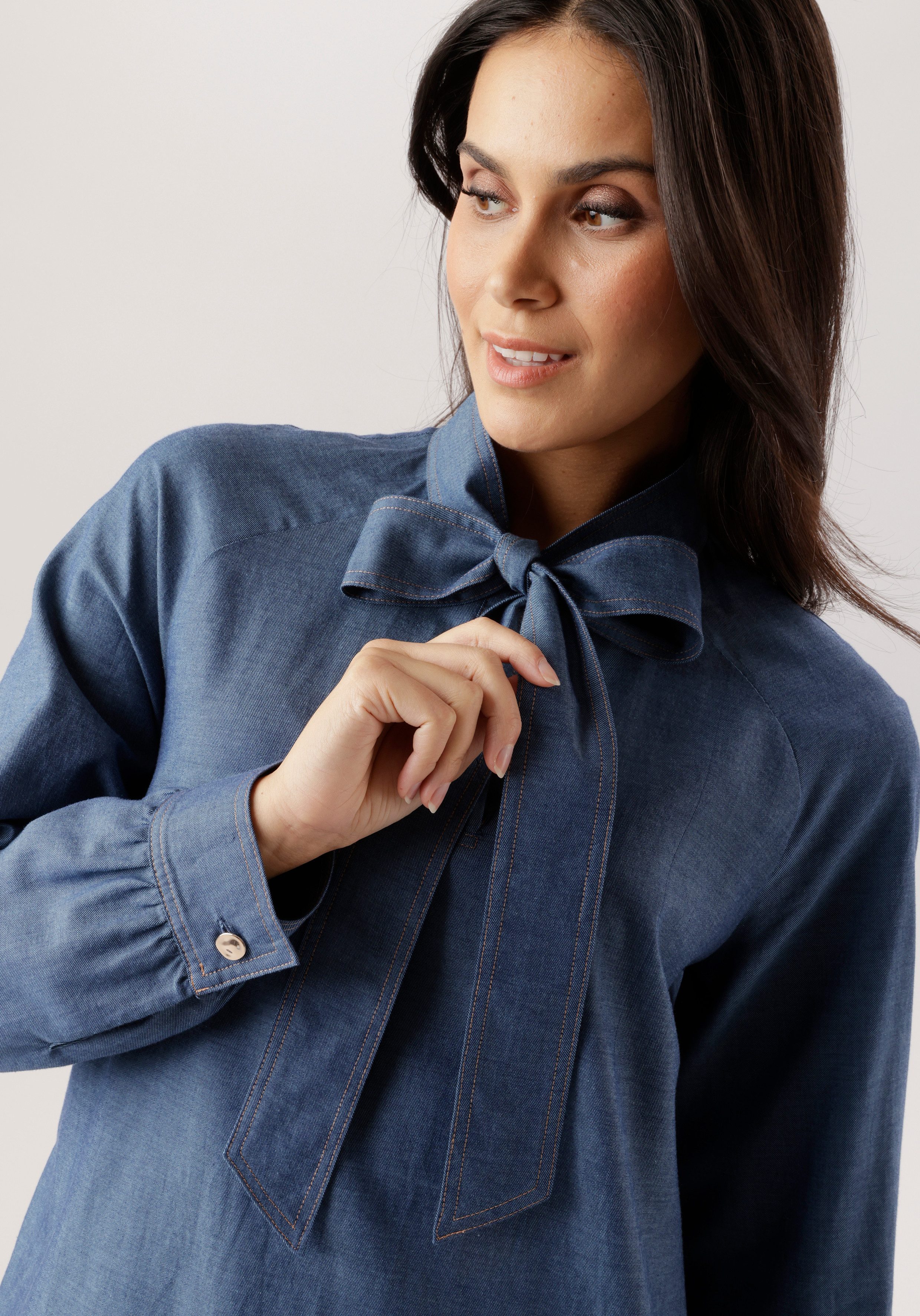 Aniston SELECTED Jeanskleid mit fixierter Schluppe zum Binden am V-Ausschnitt