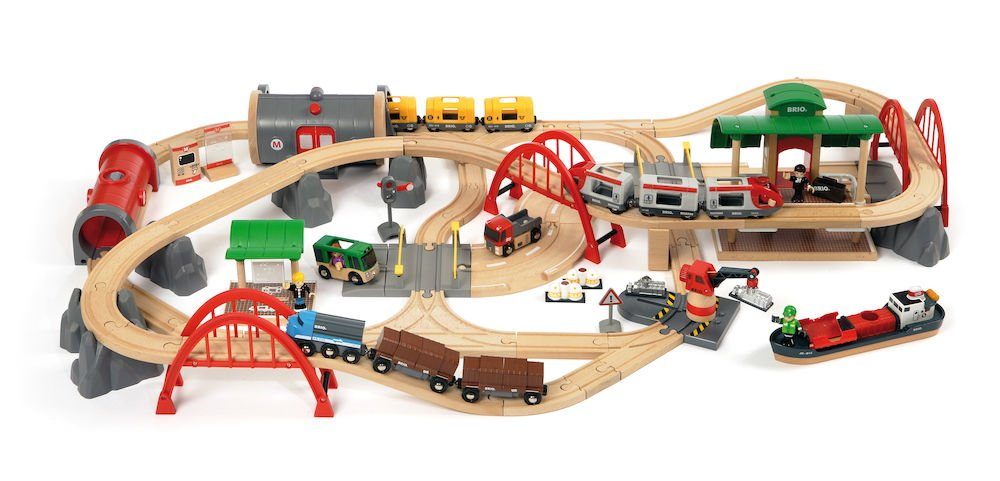 BRIO® Spielzeugeisenbahn-Set World Set Straßen und Schienen Bahn Set Deluxe 16 Teile 33052