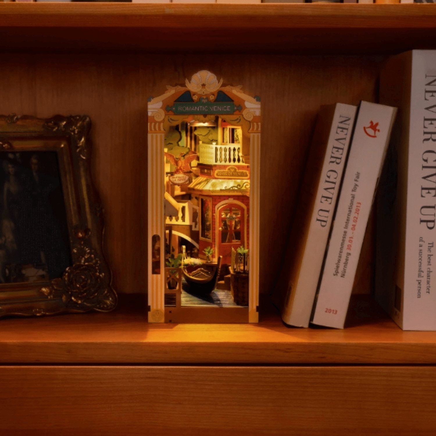 Robotime Buchstütze Romantisches Venedig Diorama Rolife Book Nook