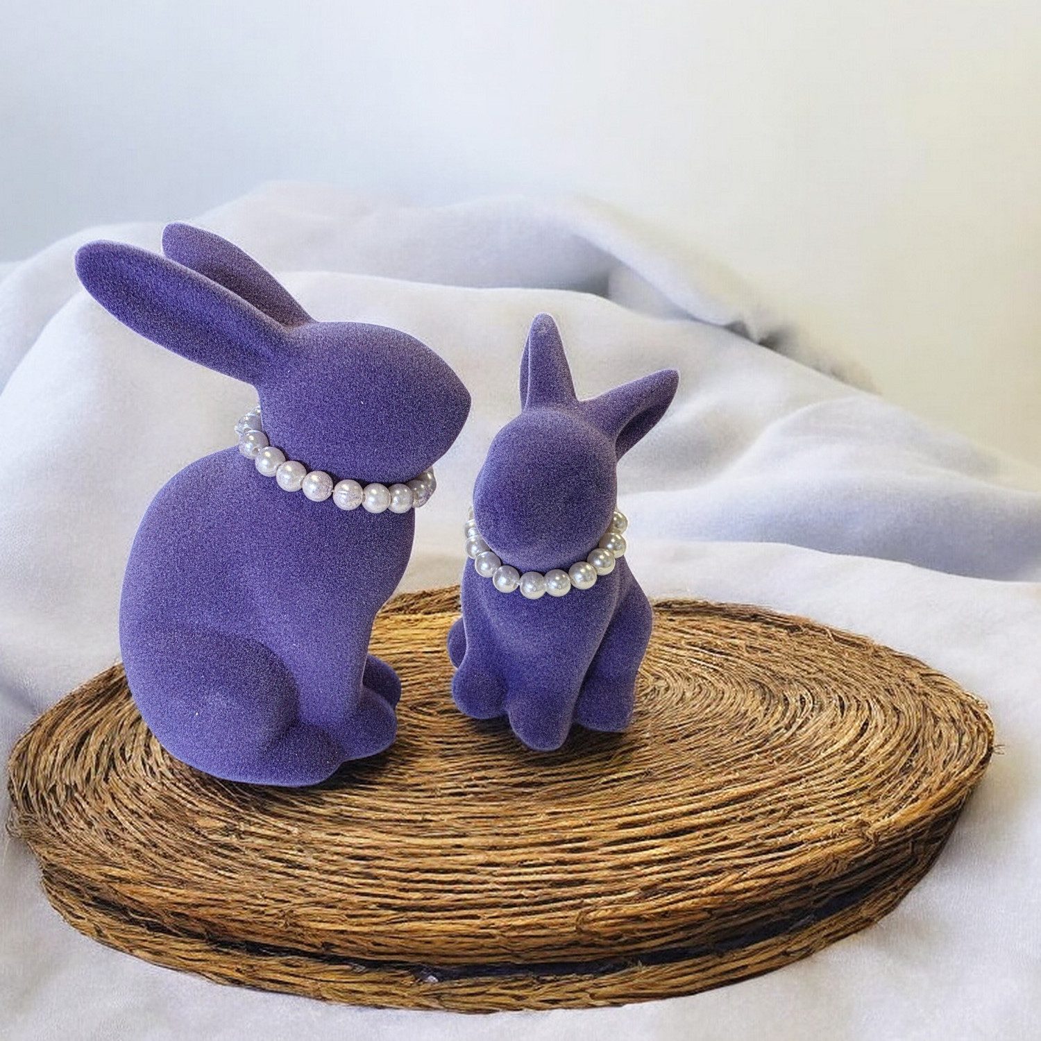 Macosa Home Osterhase mit Perlenkette 2er Set beflockt Lila, Pink oder Grün Steingut (Hasenfigur, Figur Dekohase Dekofigur Ostern Dekoration Tischdeko), Dekohase Hase Skulptur Oster-Deko Osterdekoration