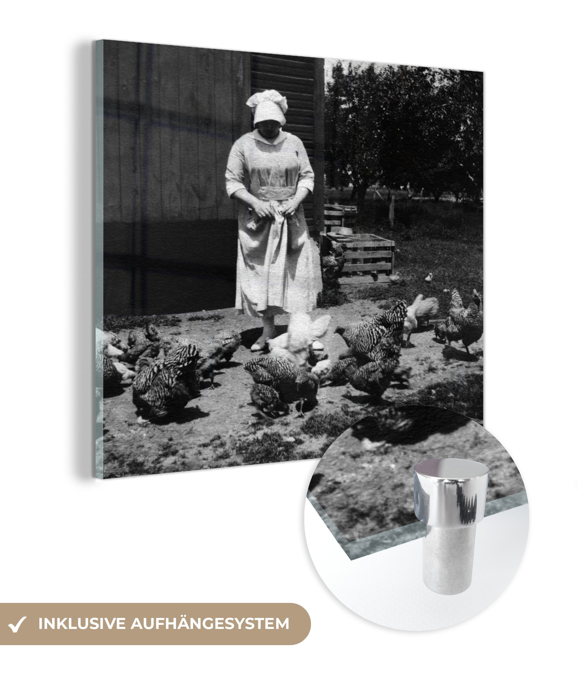 MuchoWow Acrylglasbild Frau, die ihre Hühner füttert, in Schwarz und Weiß, (1 St), Glasbilder - Bilder auf Glas Wandbild - Foto auf Glas - Wanddekoration