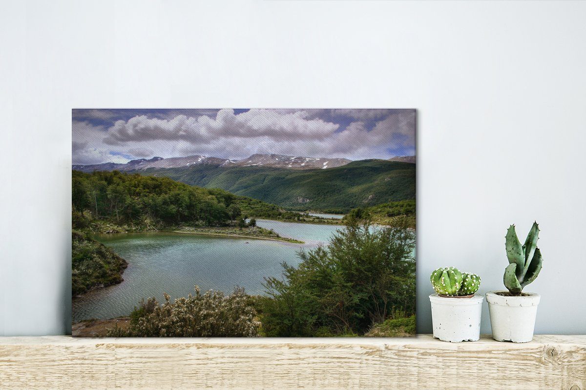 OneMillionCanvasses® Leinwandbild Herrlich St), in grüne (1 des Natur den cm Wandbild Wanddeko, Leinwandbilder, Feuerland-Nationalparks, Hügeln 30x20 Aufhängefertig