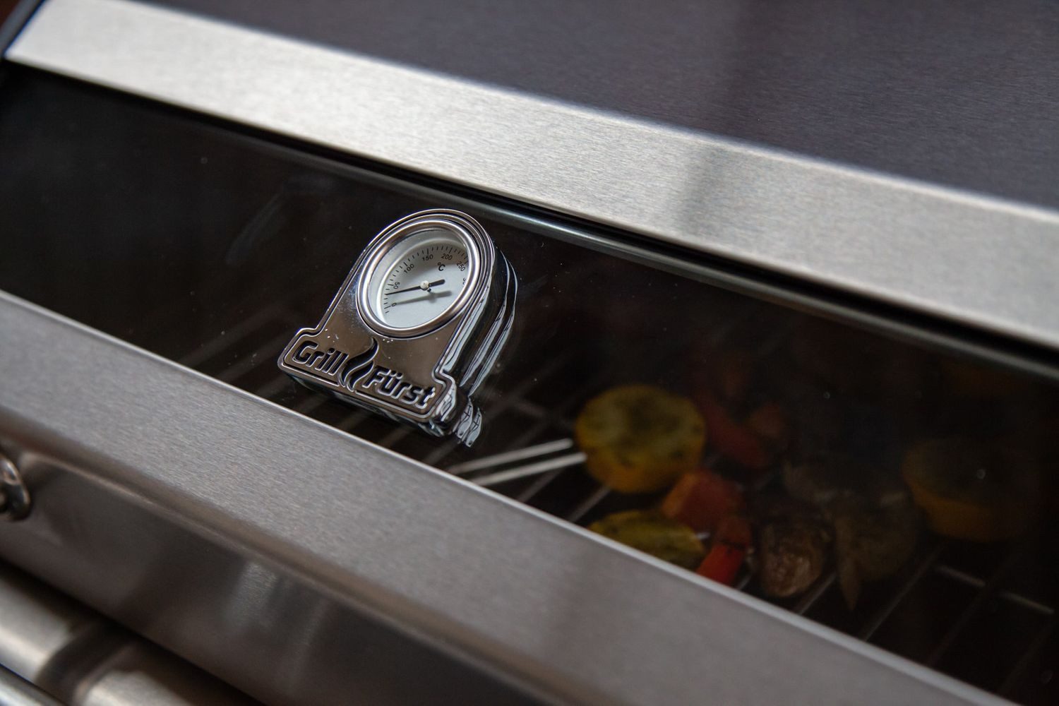 Grillfürst Gasgrill G201E 2-Brenner Balkongrill, bis 350°, geteilte Grillplatte, Tischgrill