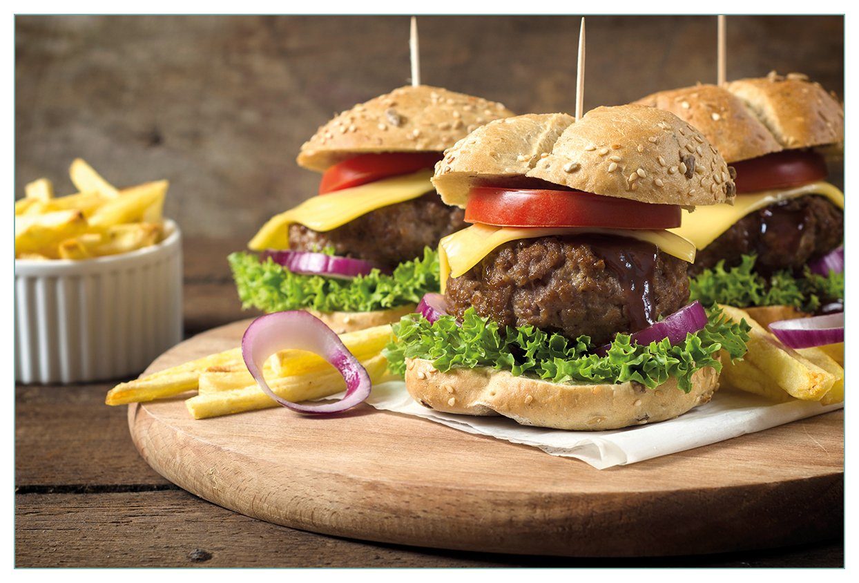 Saftige Burger (1-tlg) auf Wallario Küchenrückwand Holzbrett,