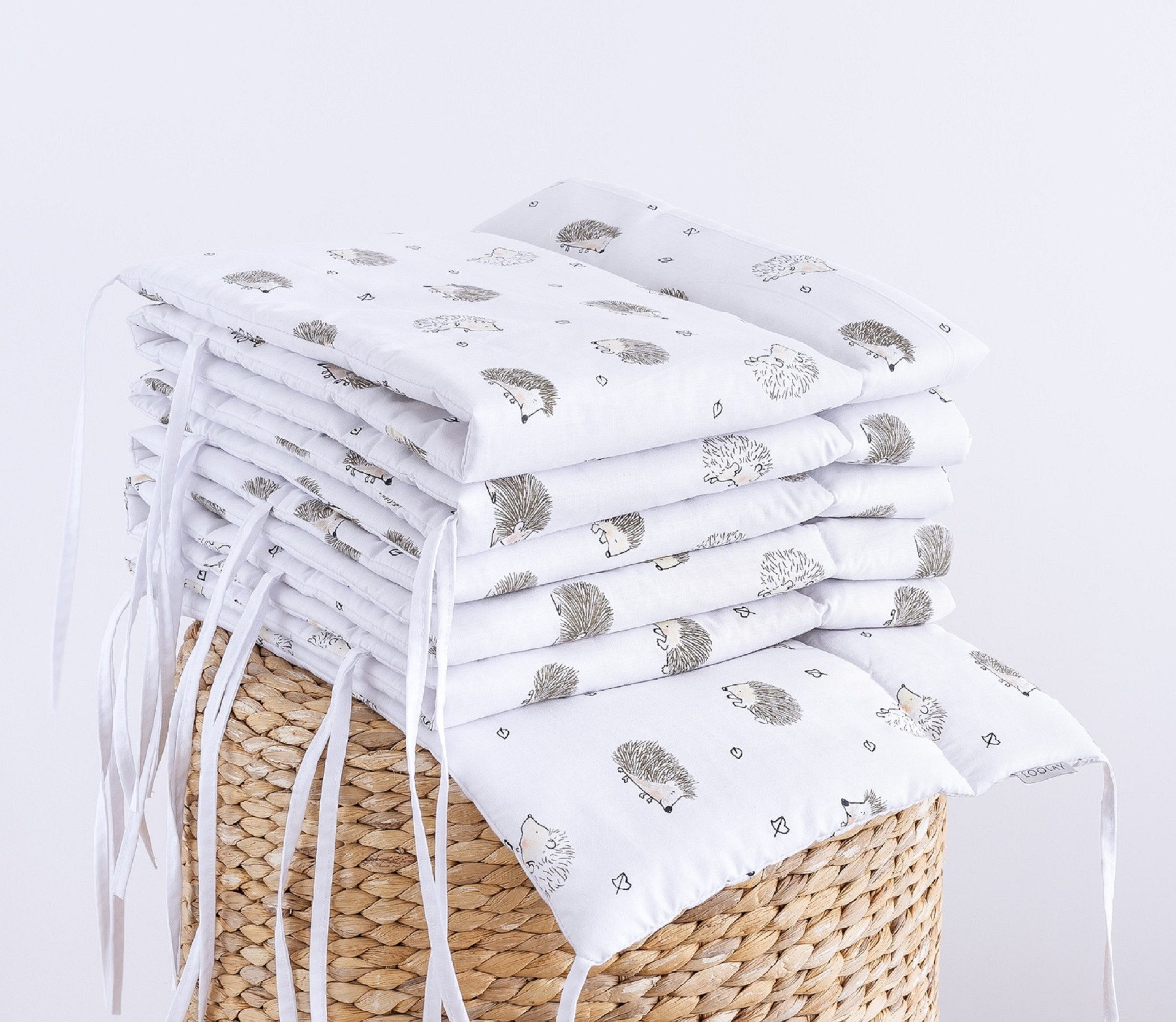 Loolay Bettnestchen IGEL Braun Weiß BIO-Baumwolle Atmungsaktives Babybett BETTUMRANDUNG, (420, 360, 210, 180 x 30cm Umrandung Kopfschutz Kantenschutz Bettschlange, Premium Geschenk Ausstattung für Neugeborene Baby), LOOLAY® - Europäische Stoffe und Kleinserien-Nähen!