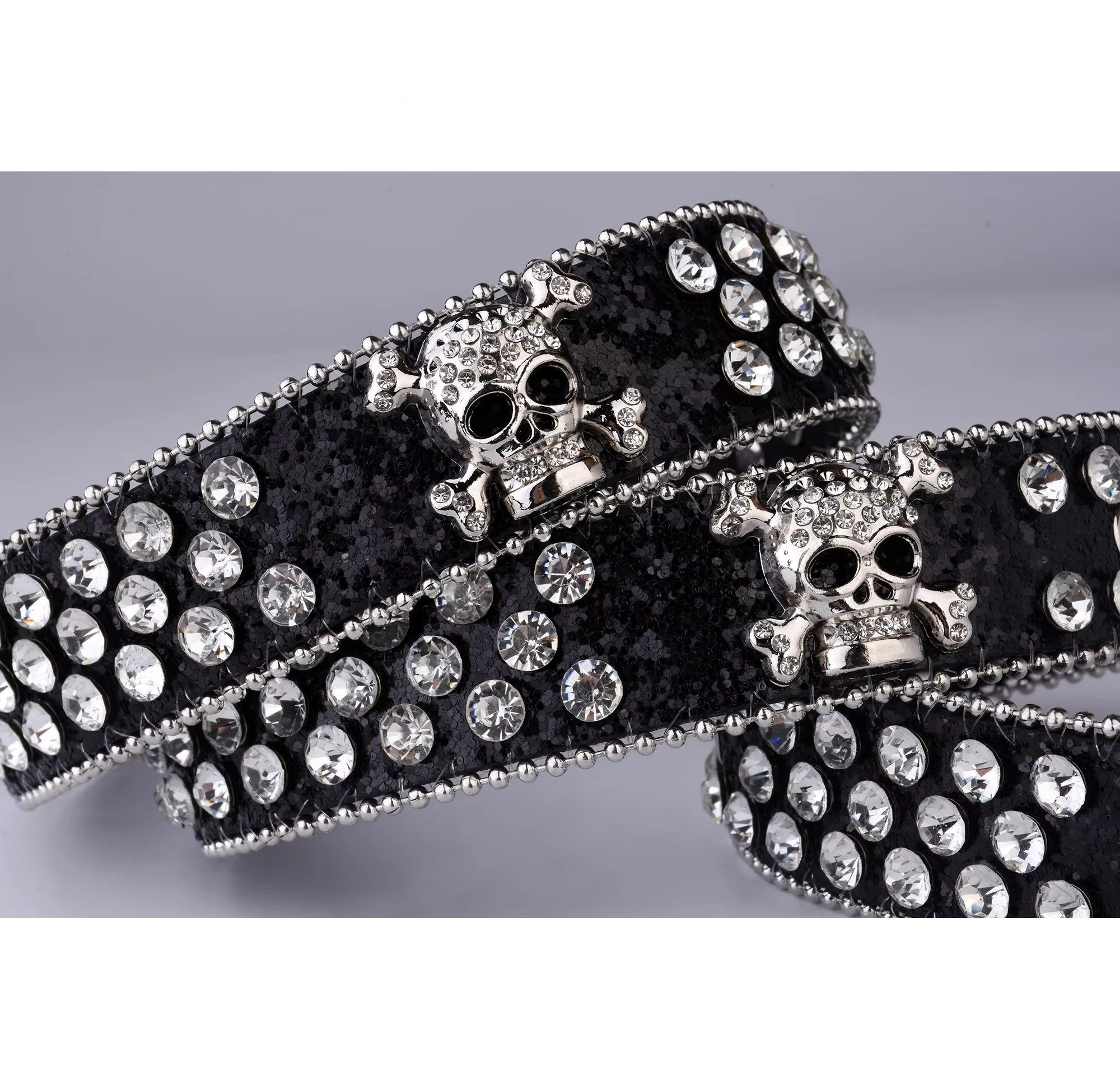 Ware aus aller Welt Nietengürtel für Herren Damen Totenkopf Gürtel mit Strasssteinen Punk Gothic