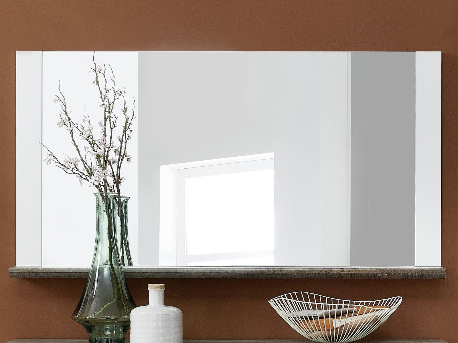 möbelando Wandspiegel Mila, Moderner Spiegel aus melaminharzbeschichteter Spanplatte in Weiß mit 1 Ablageboden in Driftwood Nachbildung. Breite 131 cm, Höhe 70 cm, Tiefe 14 cm