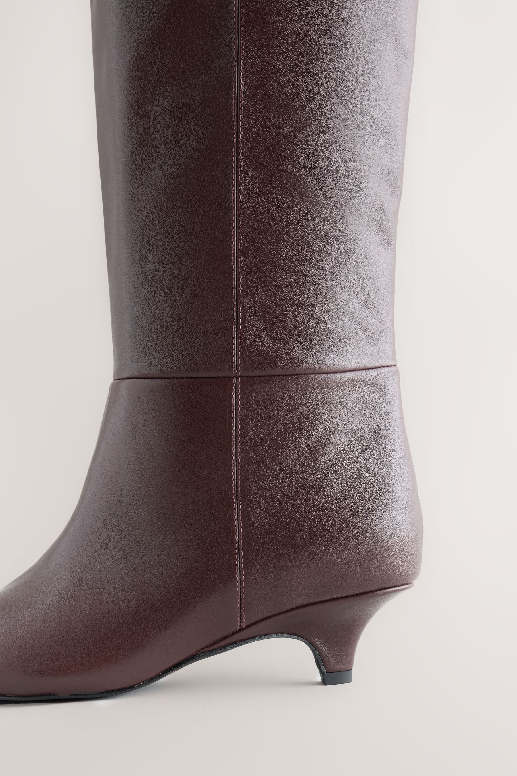 Next N. Premium Kniehohe Stiefel mit Kitten-Heel Stiefel – Bild 3 von 5
