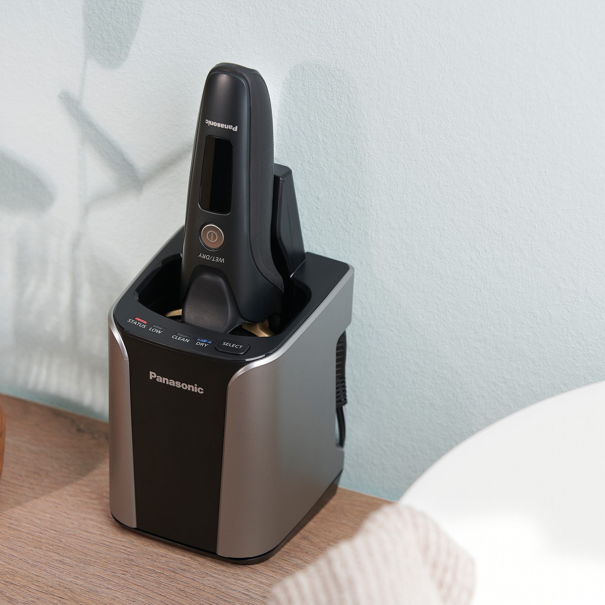 Panasonic Elektrorasierer ES-LV97-K803, Nass/Trocken-Rasierer, Clean&Charge-Station, ausklappbarer Langhaarschneider, Linearmotor, inkl. Reinigungs-& Ladestation