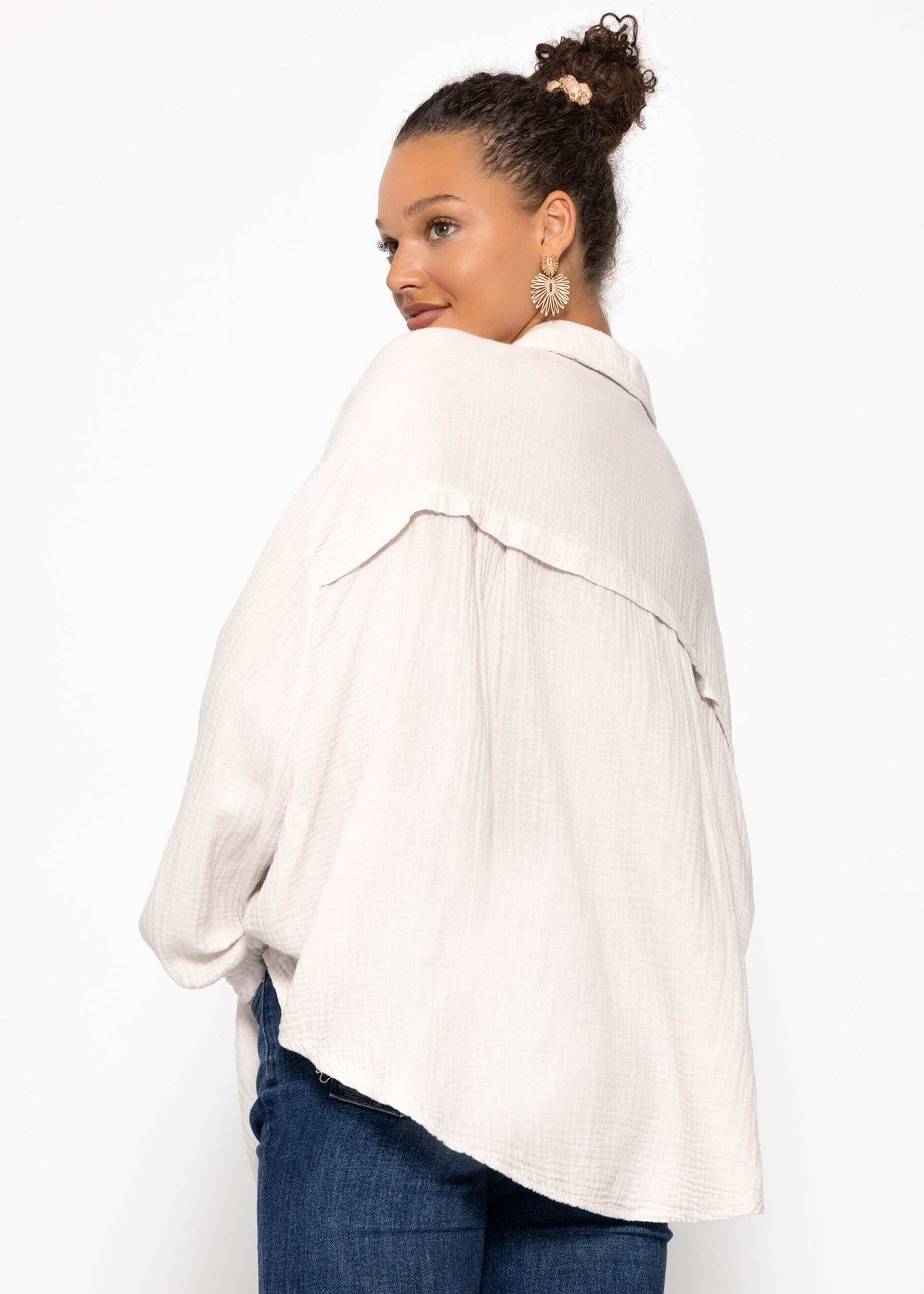 SASSYCLASSY Longbluse Oversize Musselin Bluse Damen kurz Langarm Elegant Hemdbluse lang aus Baumwolle mit V-Ausschnitt, One Size (Gr. 36-48) – Bild 4 von 5