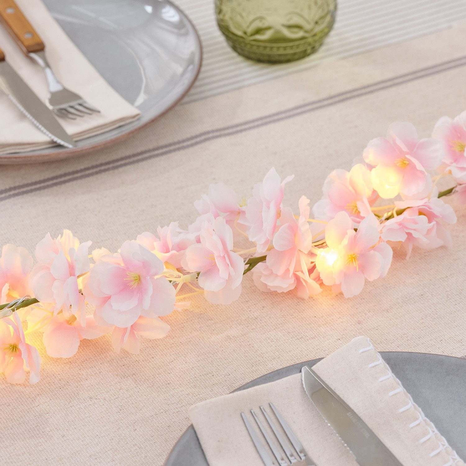 Lights4fun Girlanden Batteriebetriebene LED-Blumengirlande mit Timer in Pastellrosa