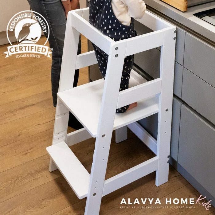 Alavya Home® Stehhilfe NEO Lernturm Montessori Küchenhelfer Ständer Verstellbare Kleinkind Stufen mit Sicherheitsschiene Mehr Sicherheit bei Kindererziehung Buchenholz von hoher Qualität in weiß PEFC-zertifiziert I Made in Europe