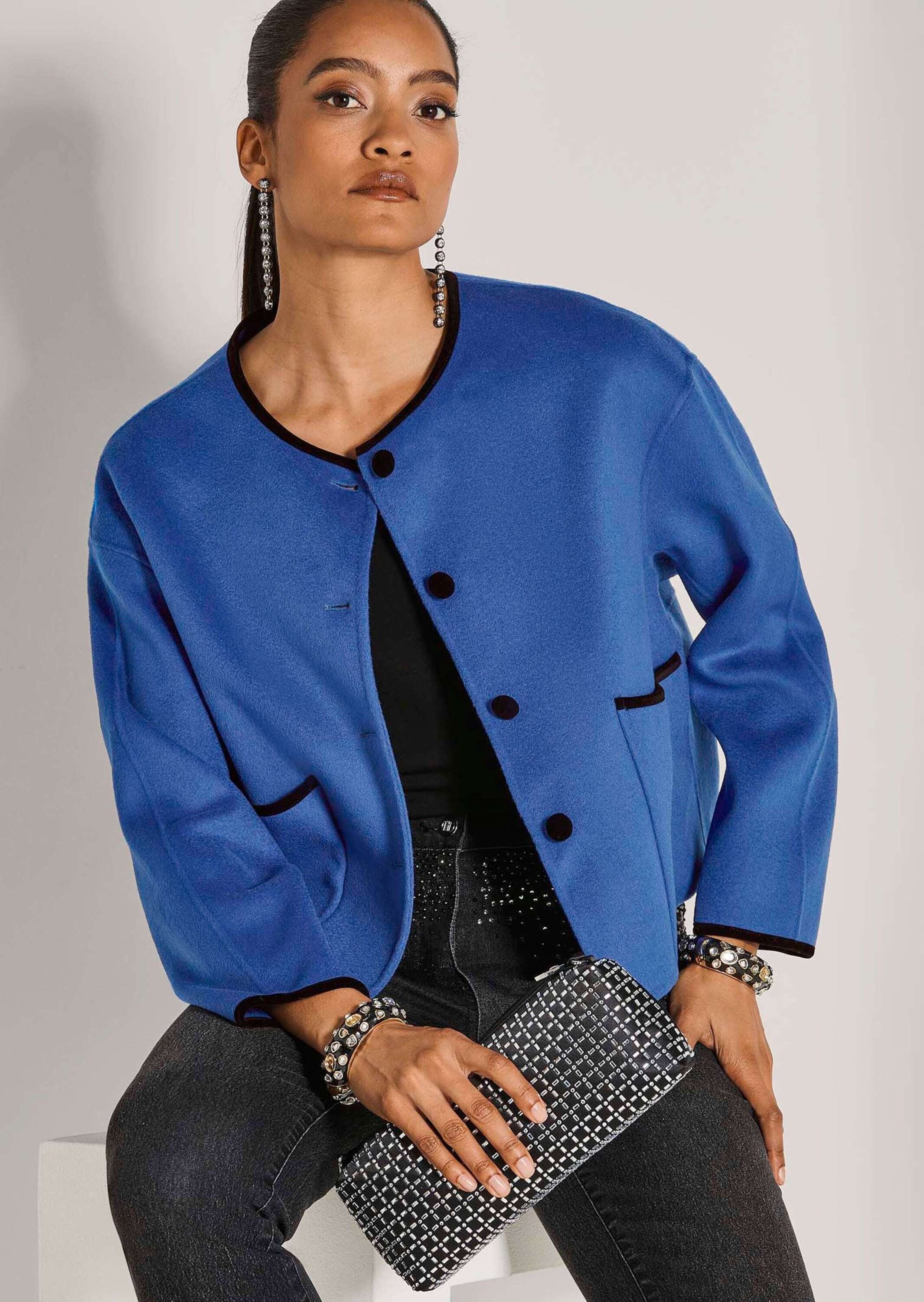 MADELEINE Outdoorjacke Trendige Kurzjacke mit Kontrastdetails Mit Rundhals, markanten Knöpfen und langen Ärmeln