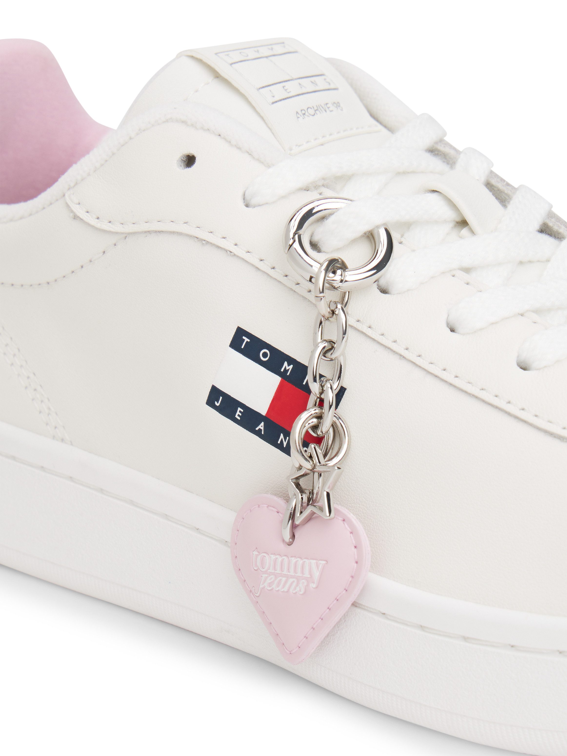Tommy Jeans ARCHIVE '98 VALENTINES Plateausneaker Freizeitschuh, Halbschuh, Schnürschuh mit Herzchen-Anhänger