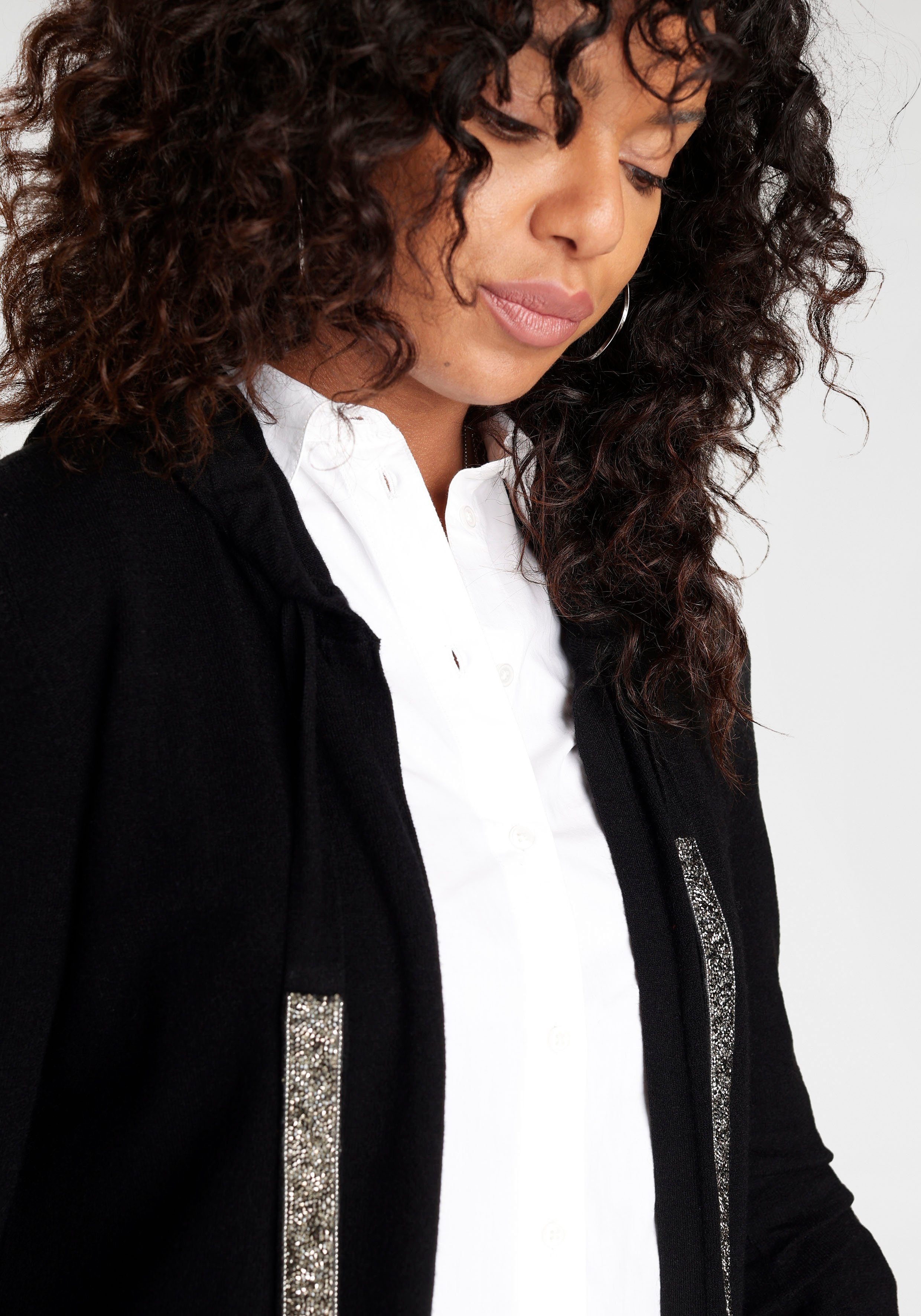 Laura Scott Kapuzenstrickjacke mit Kapuze und glitzernden Bändern – Bild 3 von 5