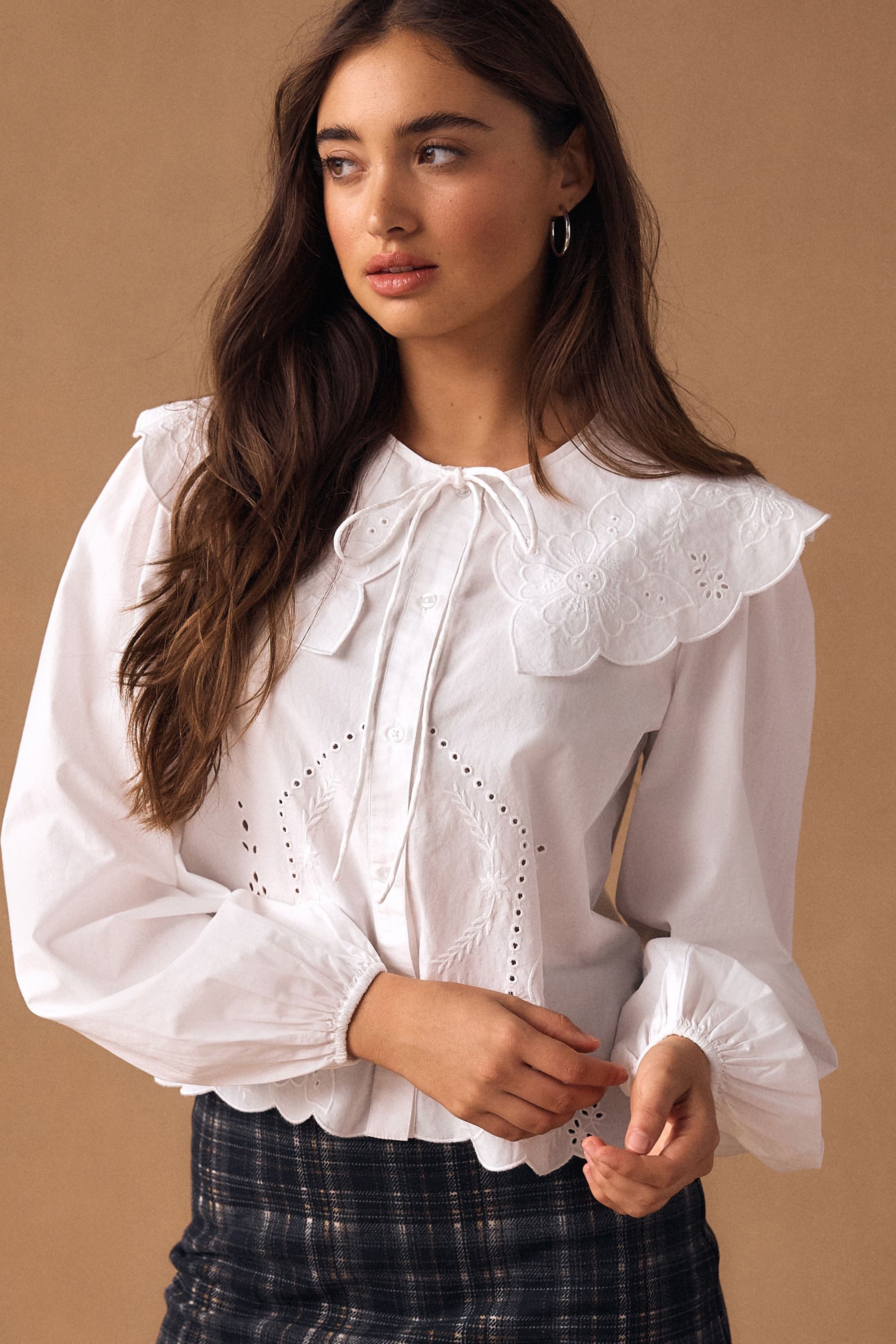 Next Langarmbluse Bluse mit Lochstickerei und auffälligem Kragen (1-tlg)