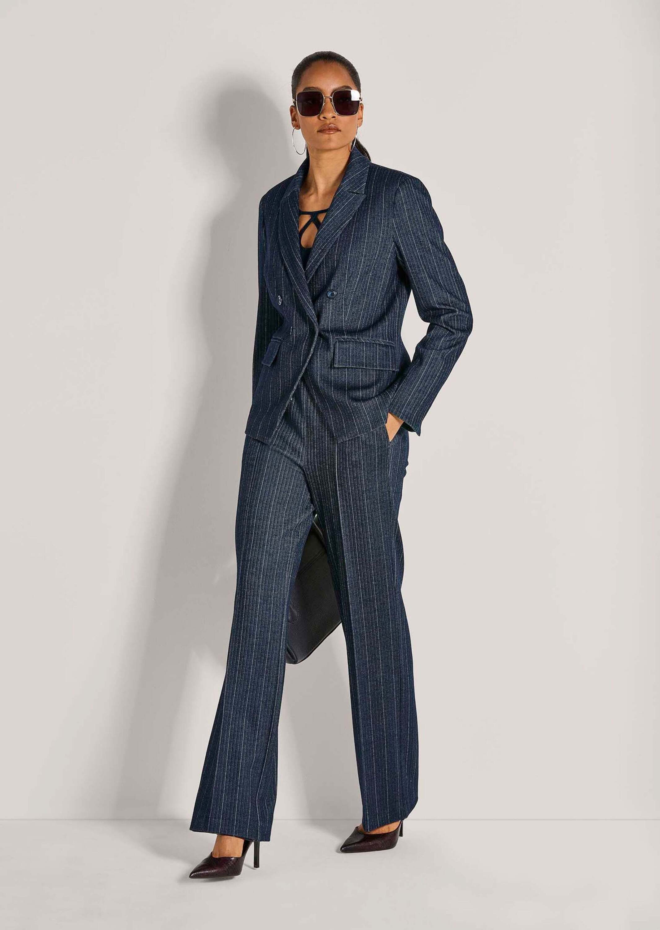 MADELEINE Kurzblazer Taillierter Businessblazer mit Nadelstreifen Blazer mit Reverskragen, Pattentaschen und langen Ärmeln