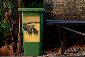 MuchoWow Wandsticker Gnu-Herde während ihrer großen Wanderung in Afrika (1 St), Mülleimer-aufkleber, Mülltonne, Sticker, Container, Abfalbehälter