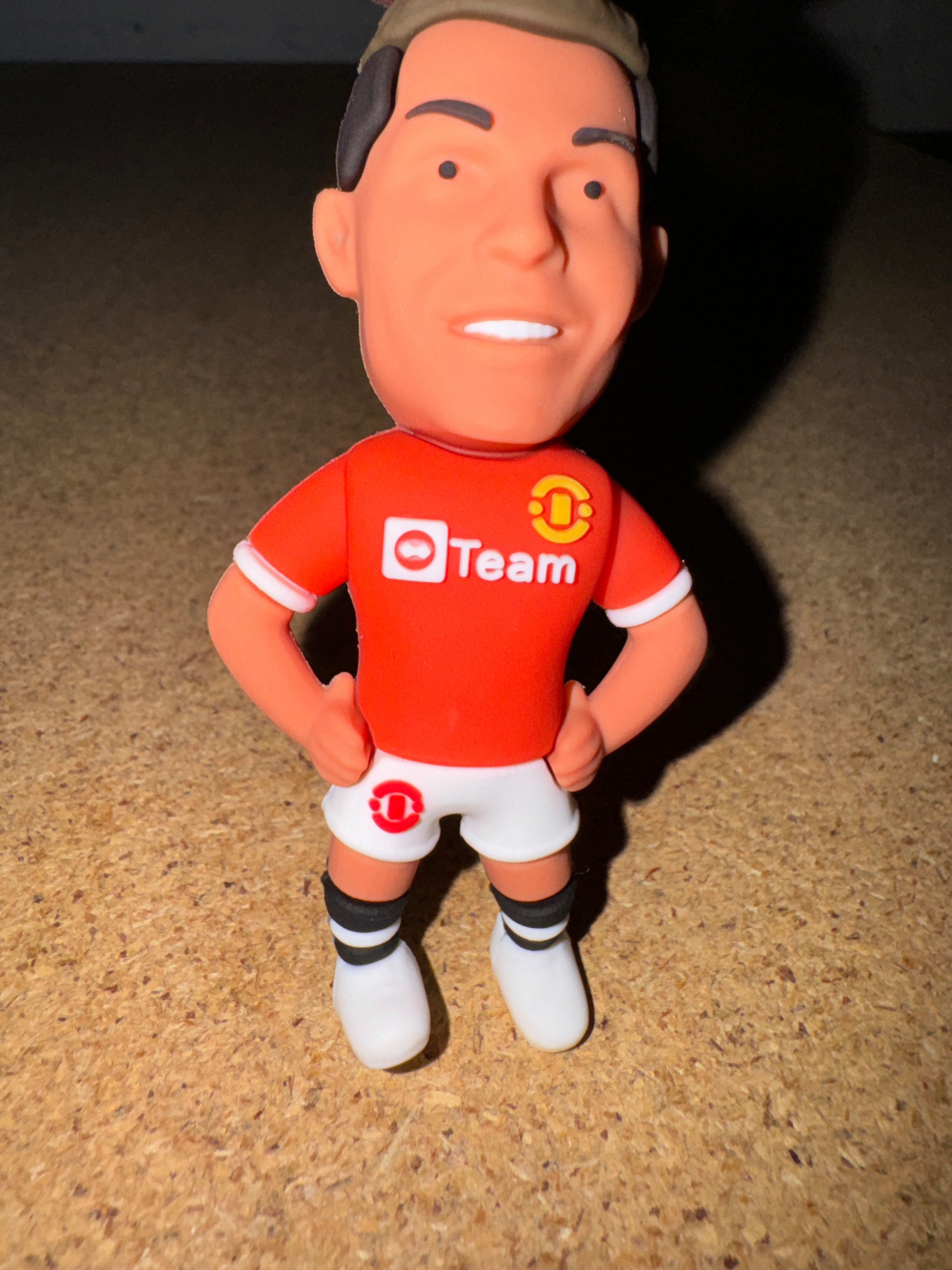 Stelby Schlüsselanhänger Cristiano Ronaldo Schlüsselanhänger 3D Gummi (Manchester United Trikot), Strapazierfähiges & flexibles Material für langlebige Nutzung – Bild 5 von 5