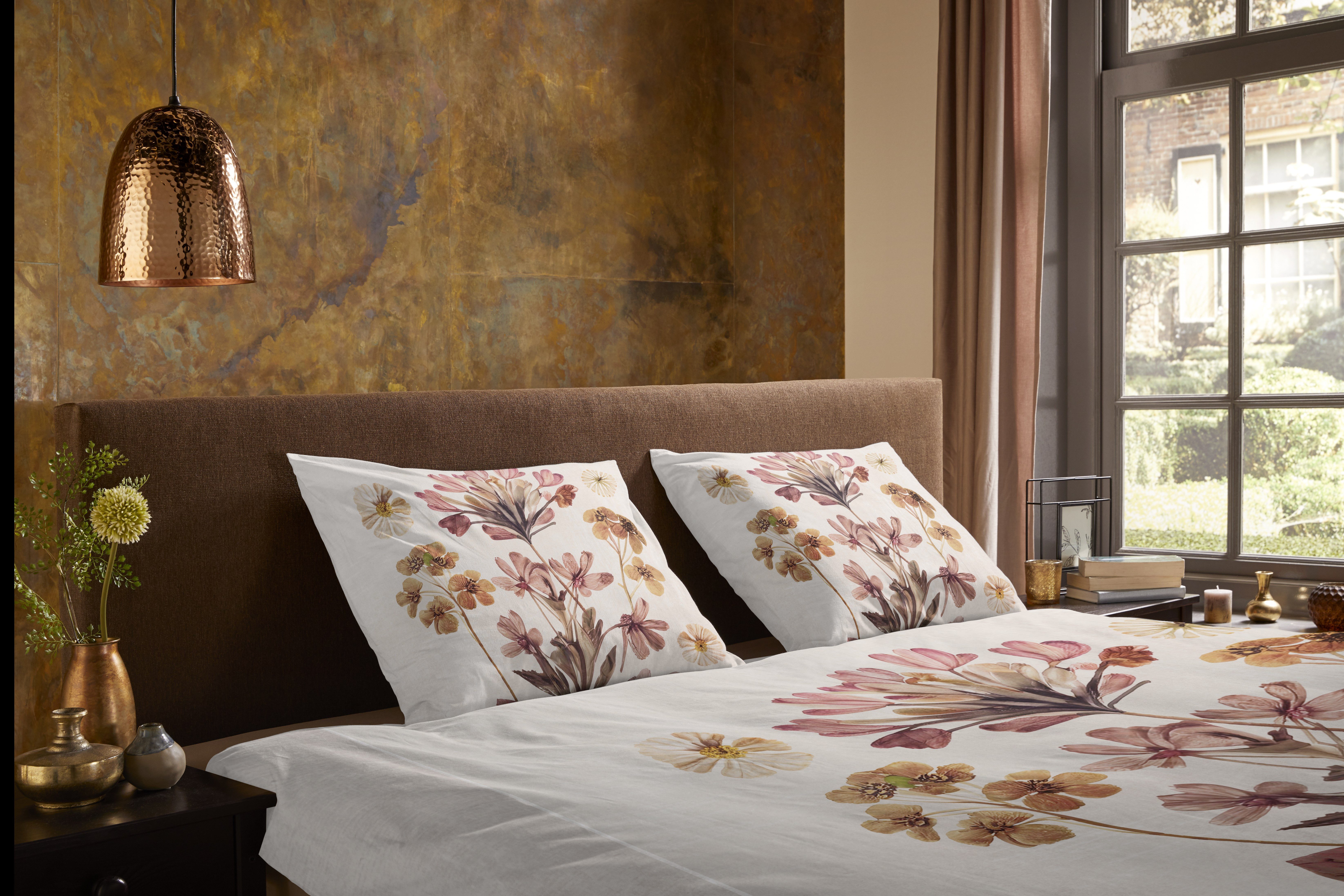 PURE luxury collection Wendebettwäsche Okuyasu, Microfaser, 2 teilig, Mikrofaser, Pflegeleicht, Reißverschluss, Wendeoptik, Blume, Sand