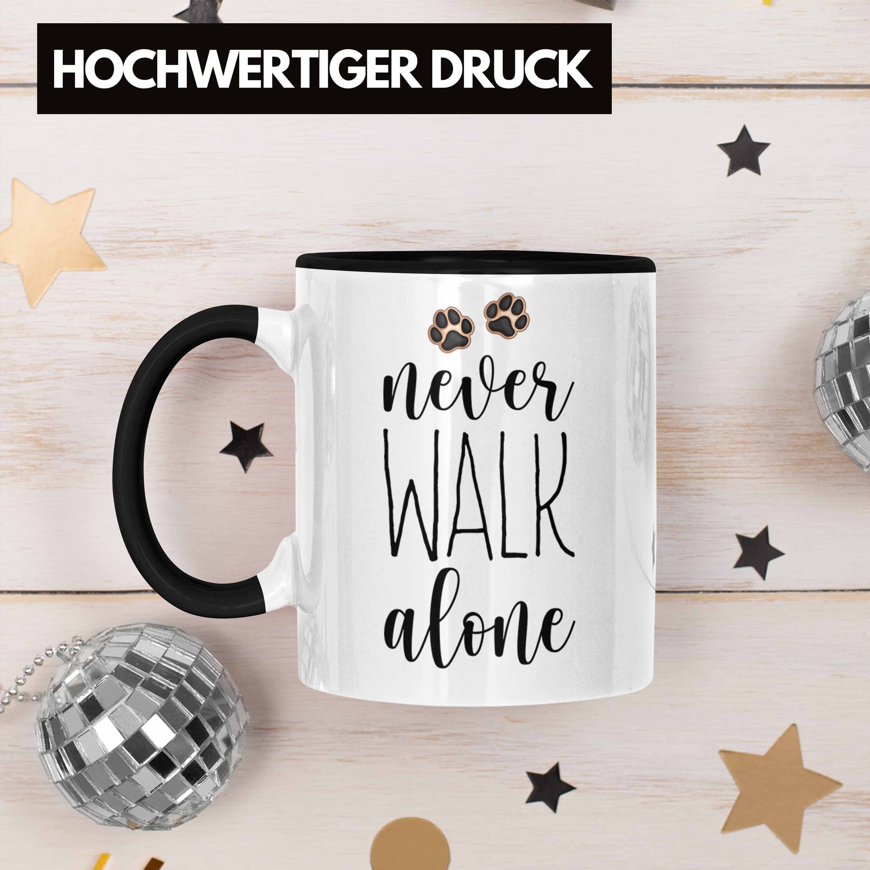 Kaffee Never Alone Walk Tasse Herrchen Trendation Hundebesitzer Tasse Schwarz Geschenk Frauchen