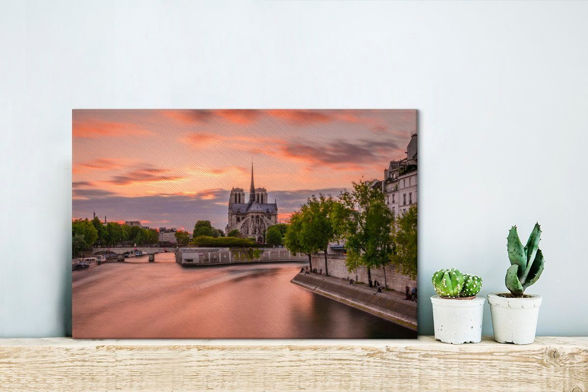 Paris, St), Dame OneMillionCanvasses® (1 hinter Sonnenuntergang 30x20 Notre Leinwandbild Leinwandbilder, Wandbild cm Aufhängefertig, Wanddeko, in