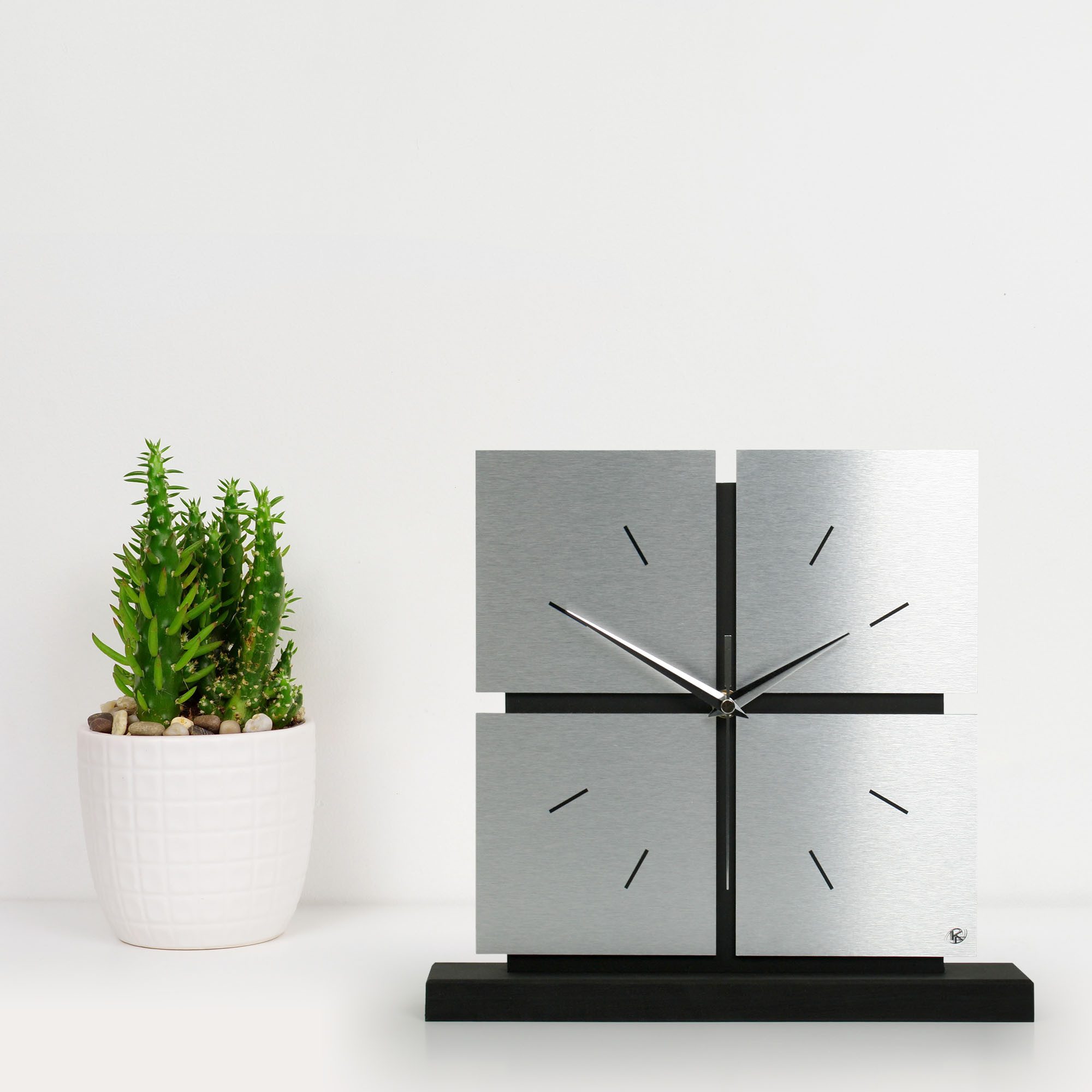 Kreative Feder Standuhr Standuhr „Silver Squares“ aus Holz, schwarze Tisch-Uhr in modernem Metallic-Look; Größe ca. 28x30x5cm