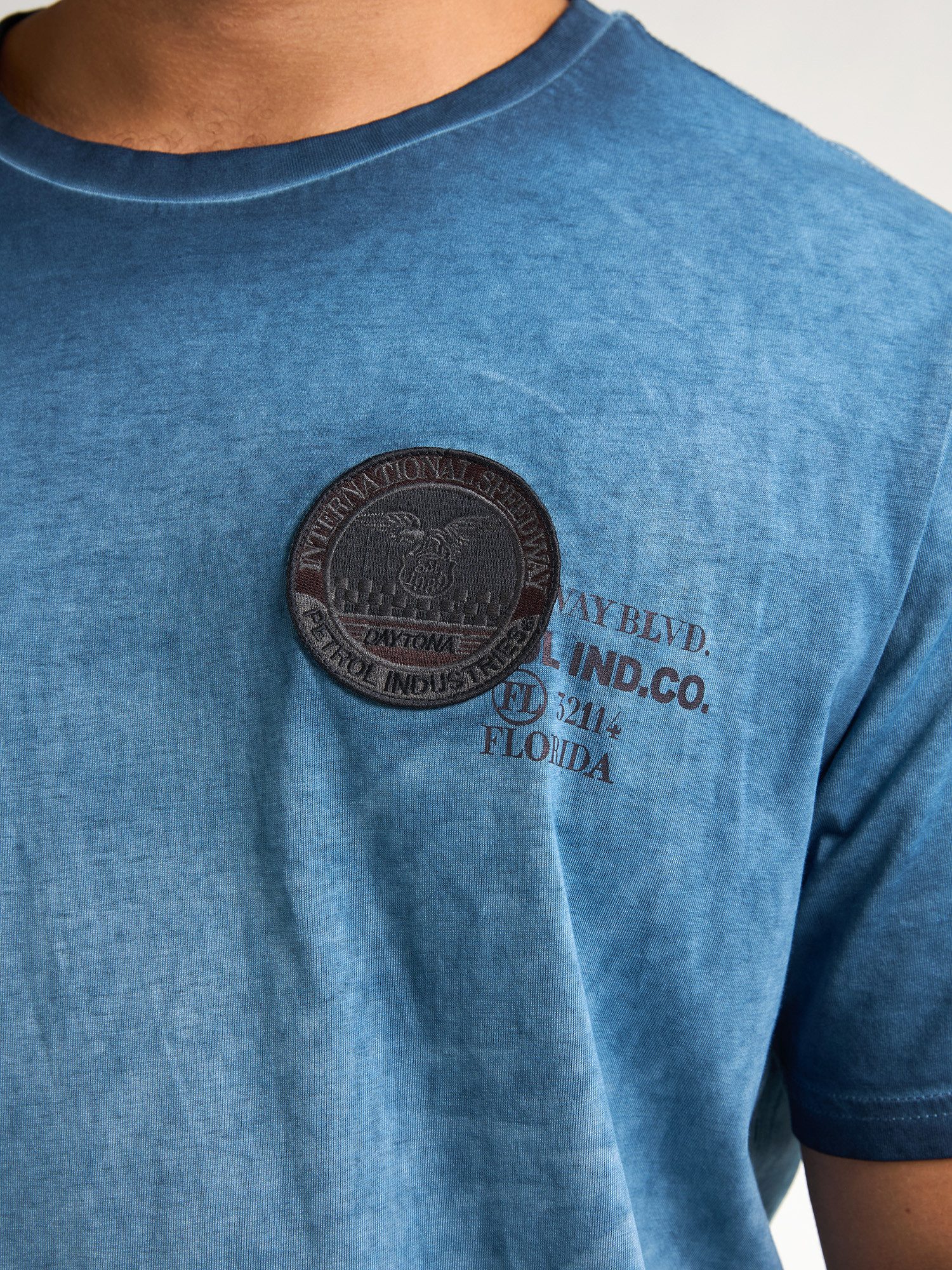 Petrol Industries Rundhalsshirt mit Logo Stickerei – Bild 3 von 5