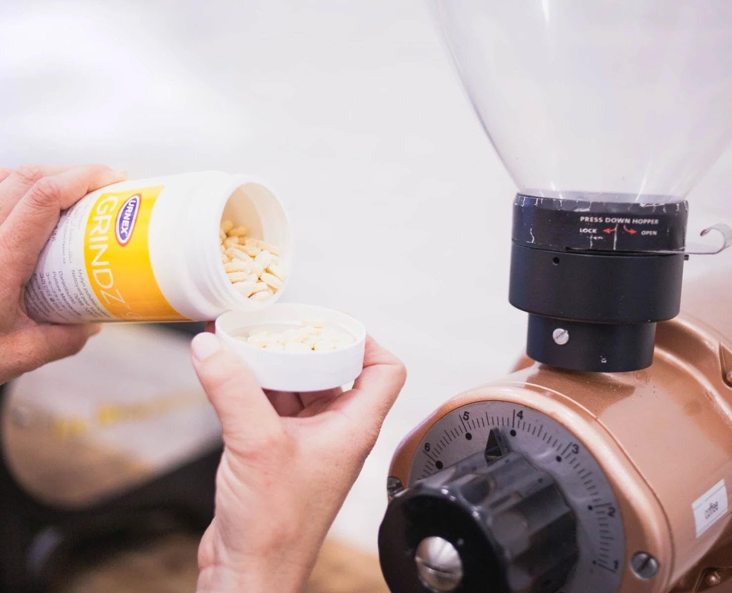 Urnex Grindz Reinigungstabletten (1 Dose mit 430 g Inhalt Kaffeemühlen Reinigungstabletten - Reinigungsmittel, Kaffeefettlöser)