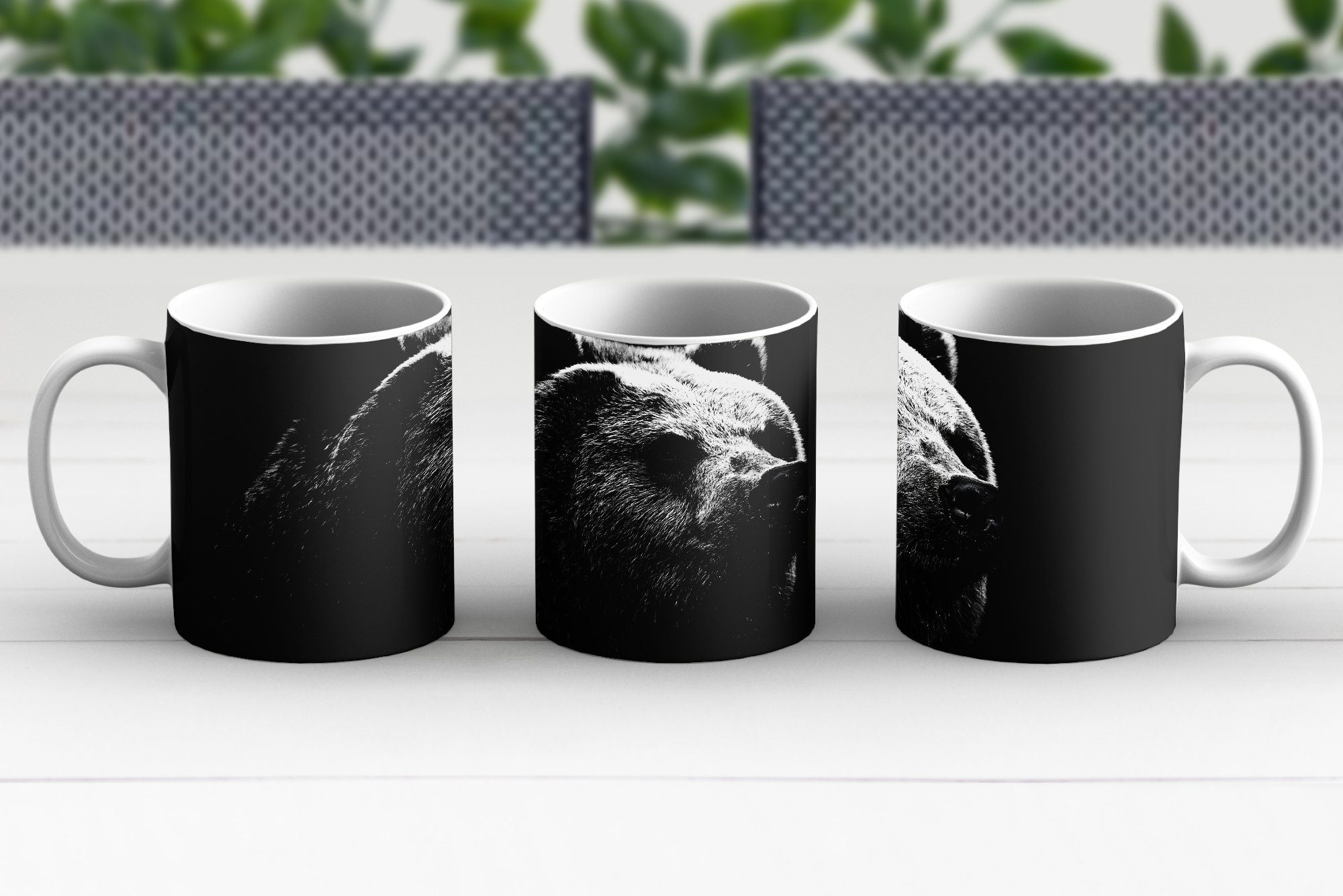 MuchoWow Tasse Kamtschatka-Bär auf schwarzem Kaffeetassen, Hintergrund und Teetasse, weiß, Keramik, Becher, schwarz Geschenk in Teetasse