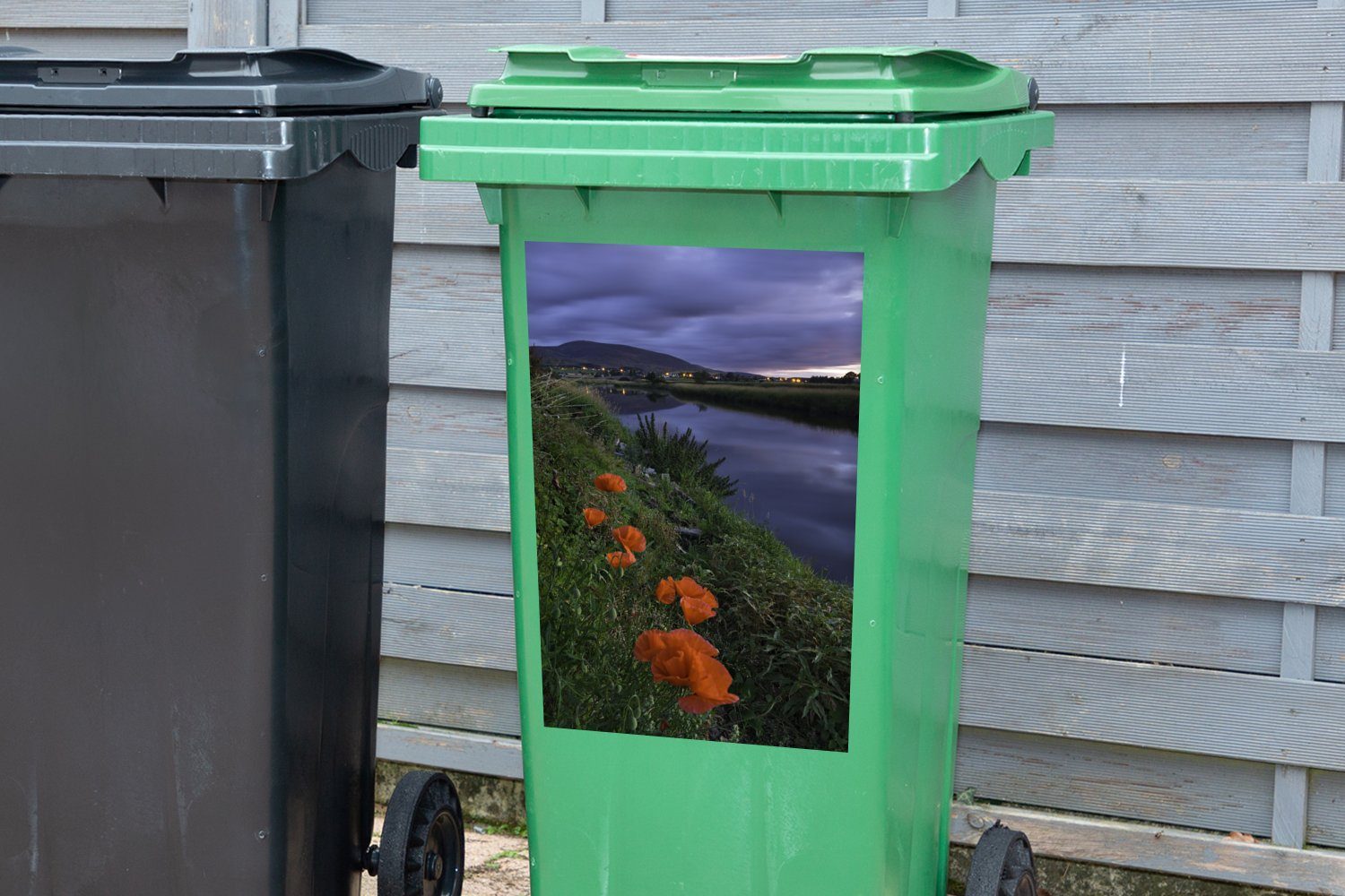 Container, Sticker, St), Abfalbehälter Mülleimer-aufkleber, (1 Rote Wasser Wandsticker am Mülltonne, Mohnblumen MuchoWow