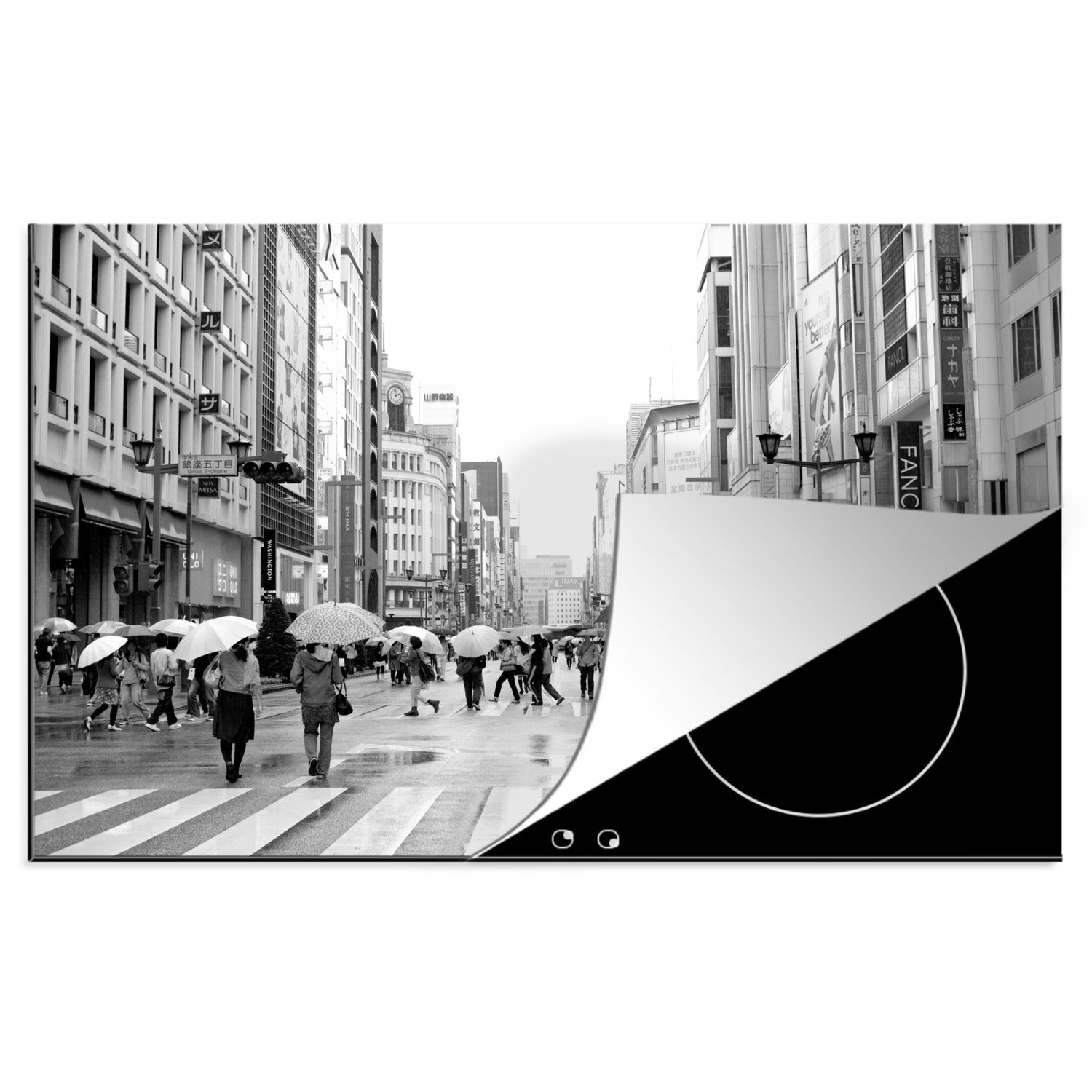 MuchoWow Herdblende-/Abdeckplatte Ginza im Regen schwarz-weiß Foto, Vinyl, (1 tlg), 81x52 cm, Induktionskochfeld Schutz für die küche, Ceranfeldabdeckung
