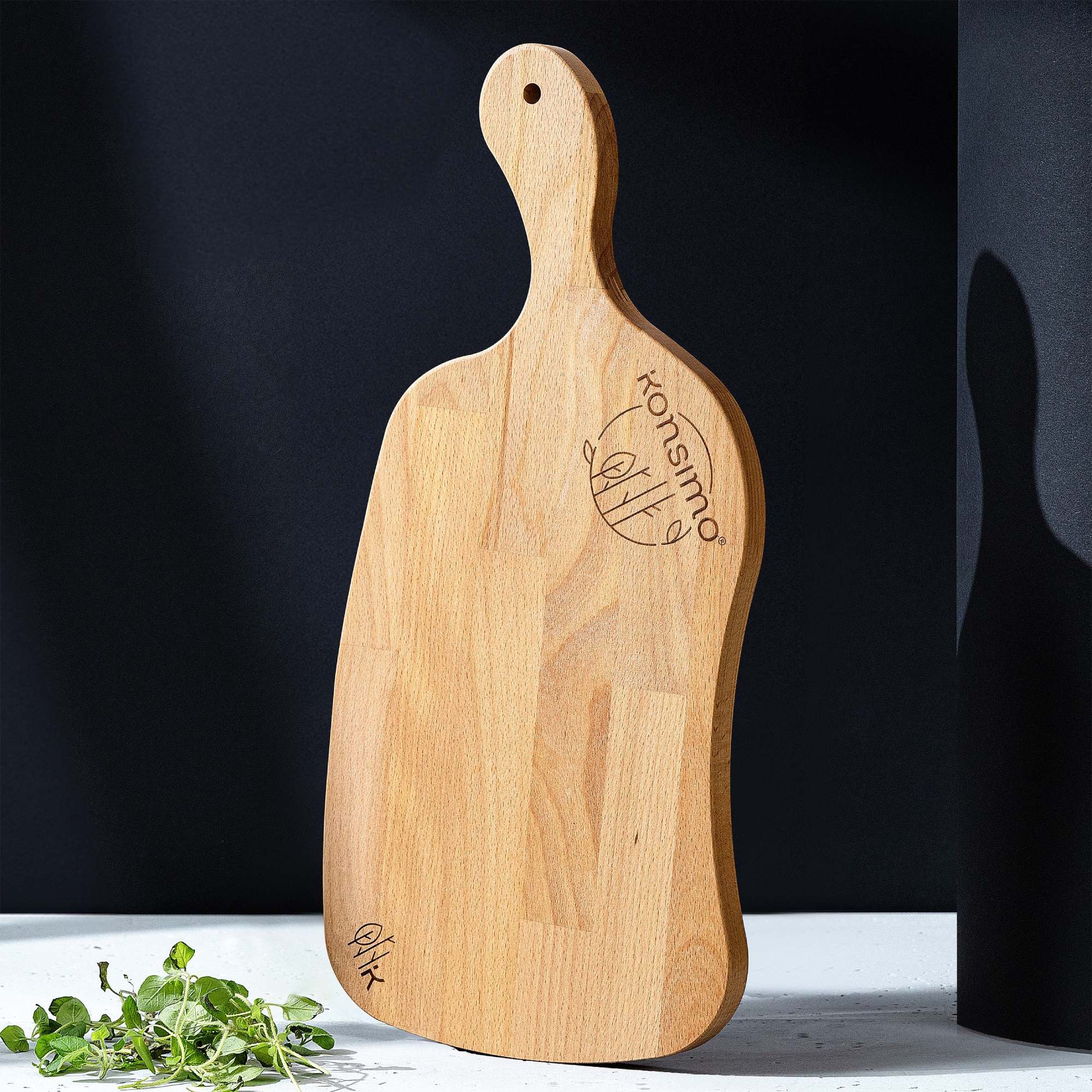 KONSIMO® Schneidebrett Premium LIVO Designschneiderbrett, Massivholz, Servierbrett, Buche geölt, (Maße: 43,5x2x20,5 cm), hergestellt in der EU, mit Griff, Handarbeit, Messerschonend