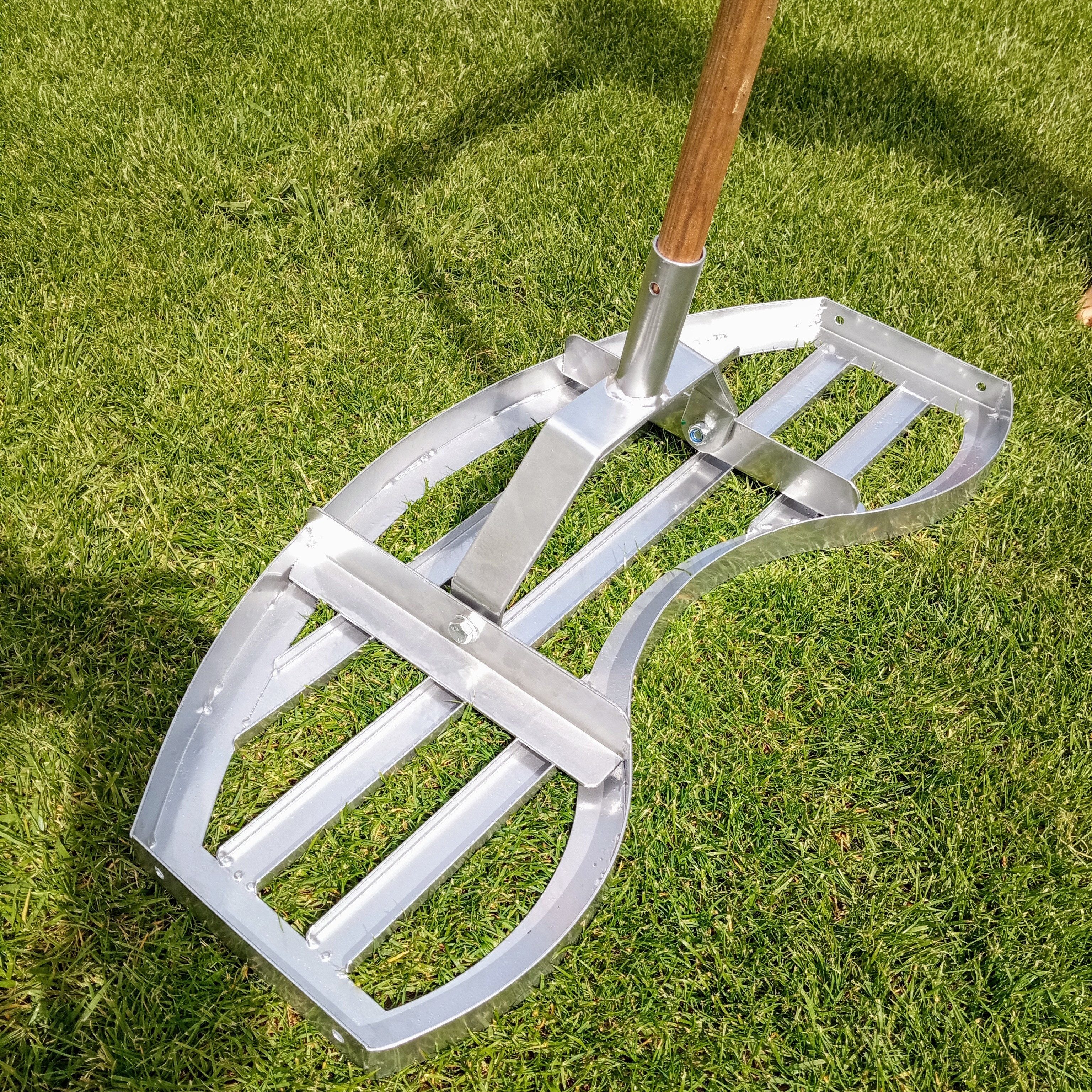 SattesGrün Rasenrechen WELTNEUHEIT (geschütztes Design) Rasenrakel Rakel zum Sanden Abziehen, 75 cm Arbeitsbreite, Levelingrake Flächenebner Leveler Lawnleveling ohne Stiel