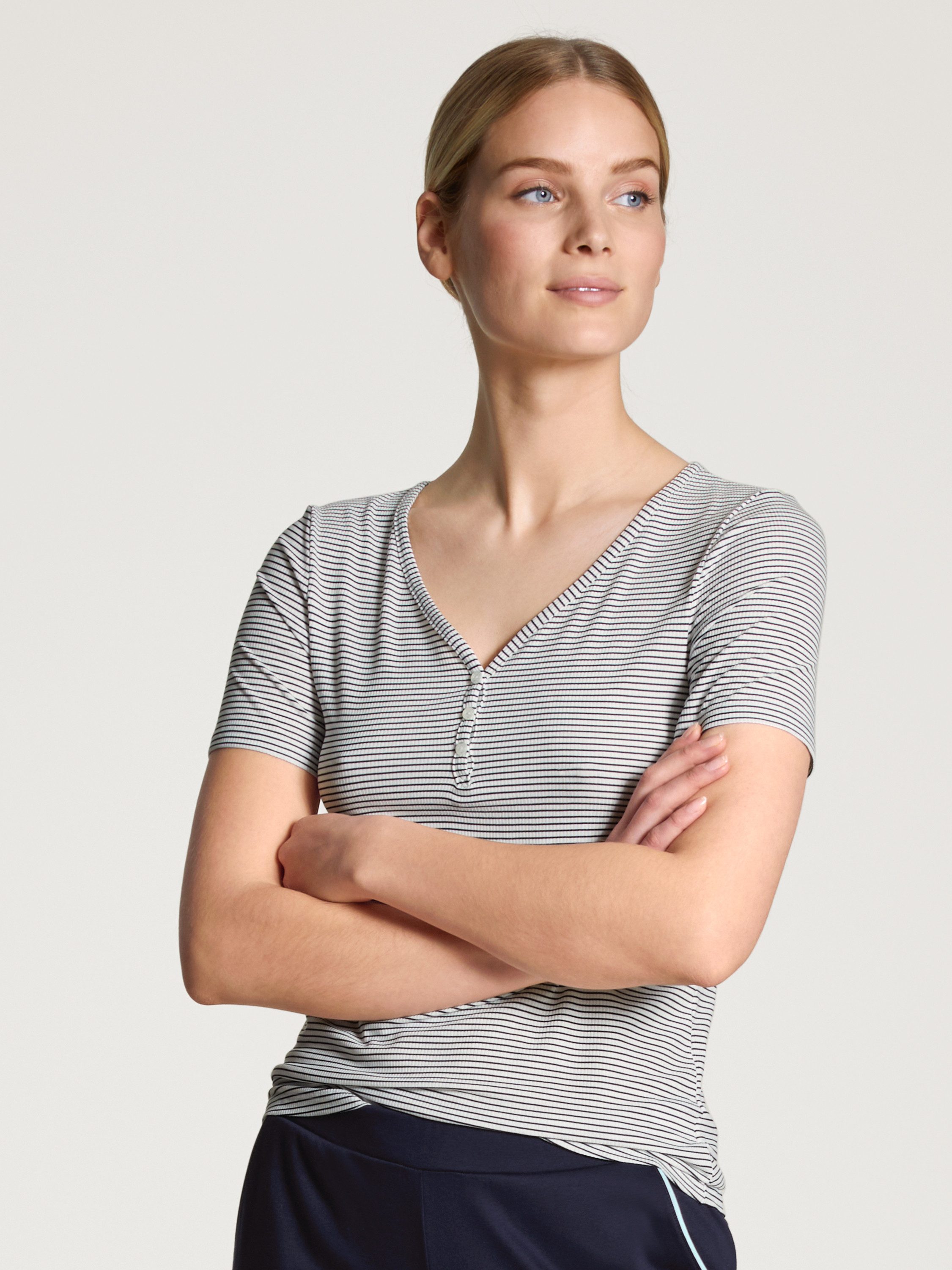 CALIDA Kurzarmshirt Favourites Damen (1-tlg) V-Ausschnitt, Feinripp, Knopfleiste, thermoregulierend, kühlend
