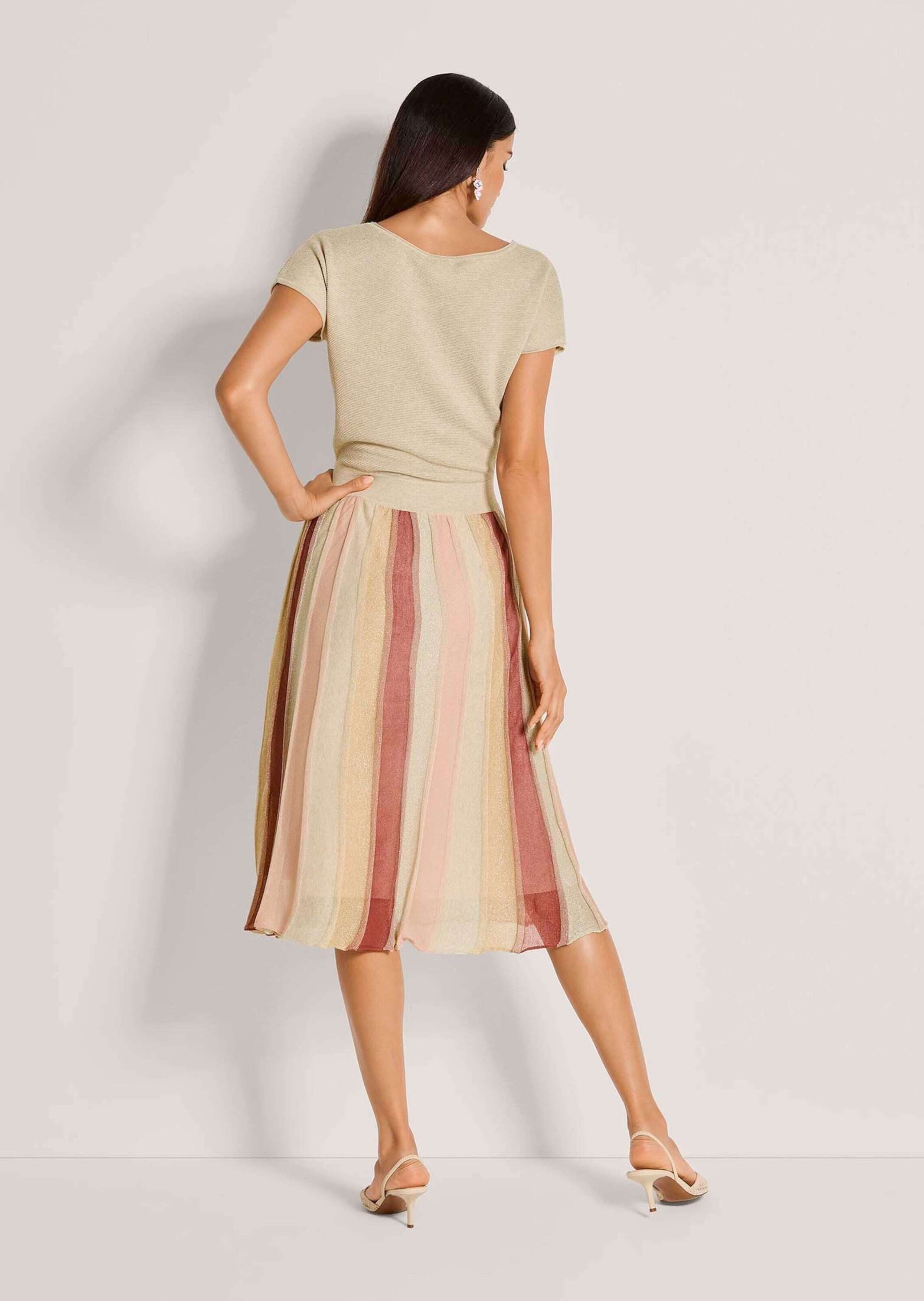 MADELEINE Strickkleid Midi-Kleid mit kurzem Arm, schwingender Rock Sommerkleid mit Glanzgarn im Rock, überschnittene Schulter