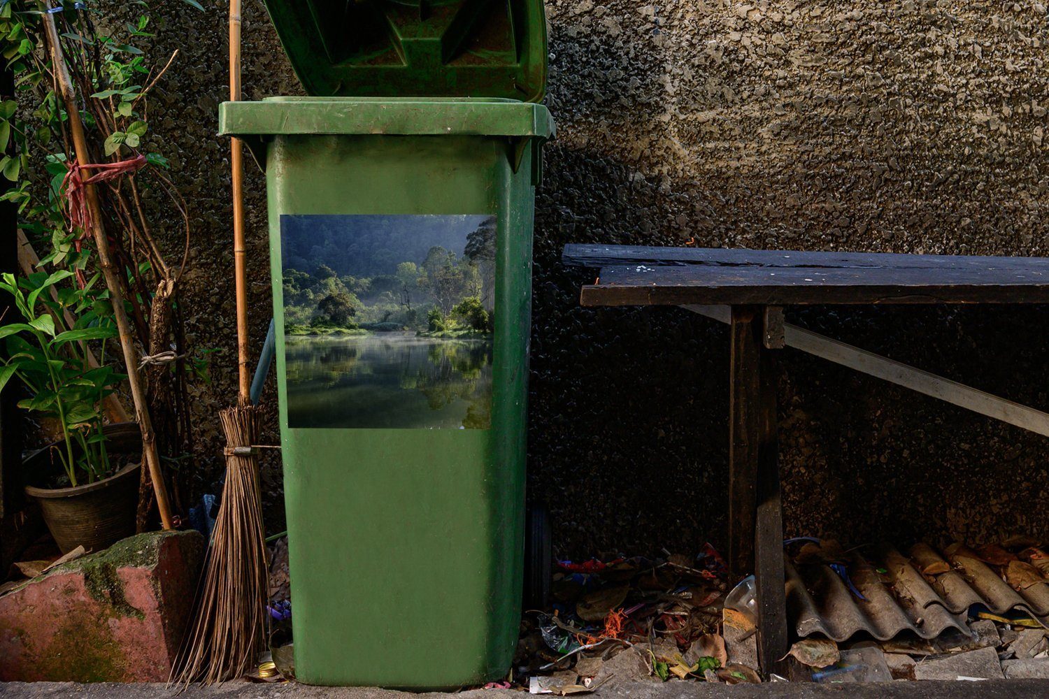 Regenwaldes einem Erstaunliche St), MuchoWow Wandsticker in in Mülltonne, Abfalbehälter Sticker, Container, eines tropischen (1 Spiegelung See Mülleimer-aufkleber,