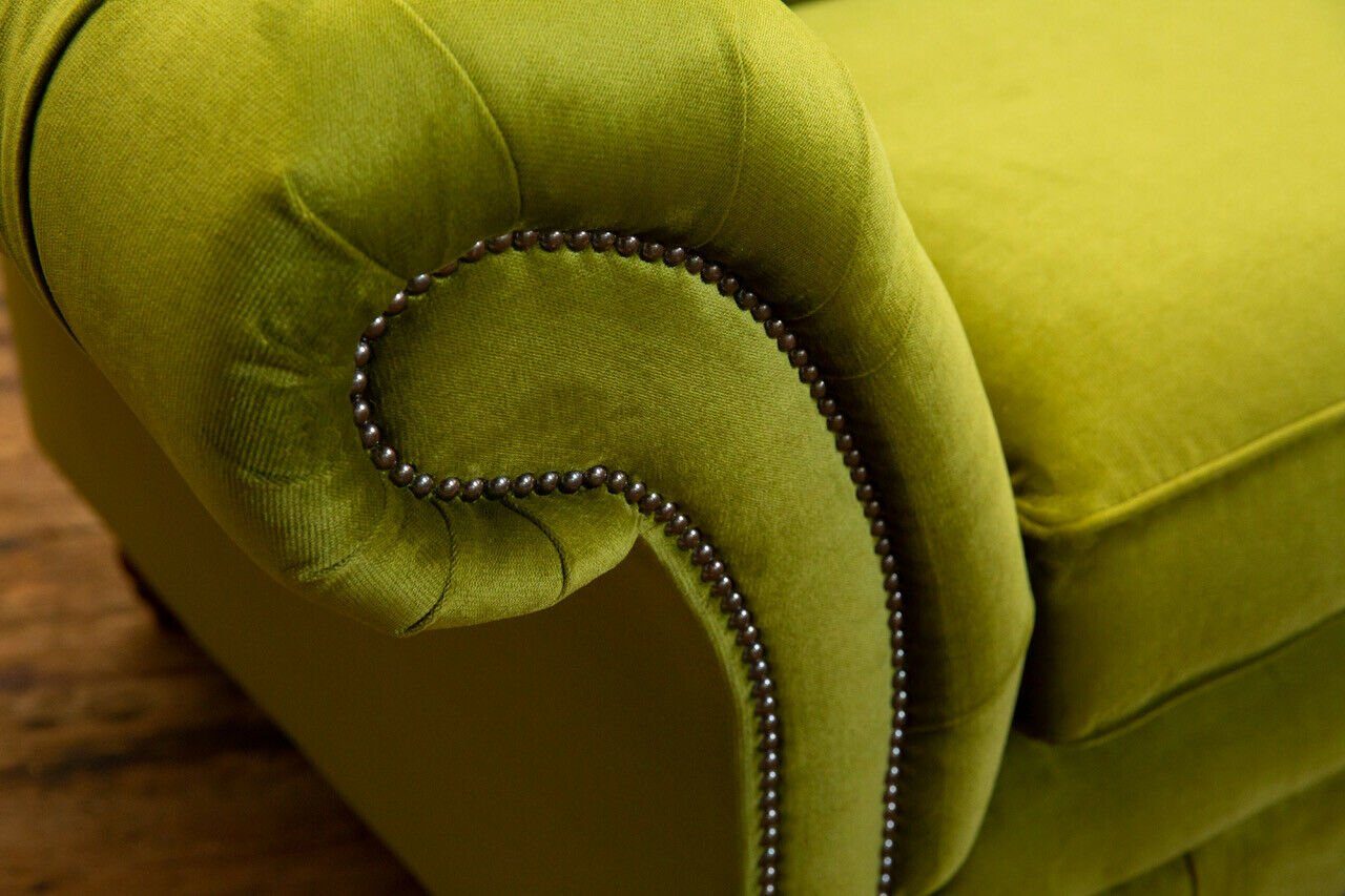 Auswahl Couch Couchen JVmoebel Dreisitzer, Textil Chesterfield Knöpfen. Die Farben Rückenlehne Chesterfield-Sofa mit zur 100