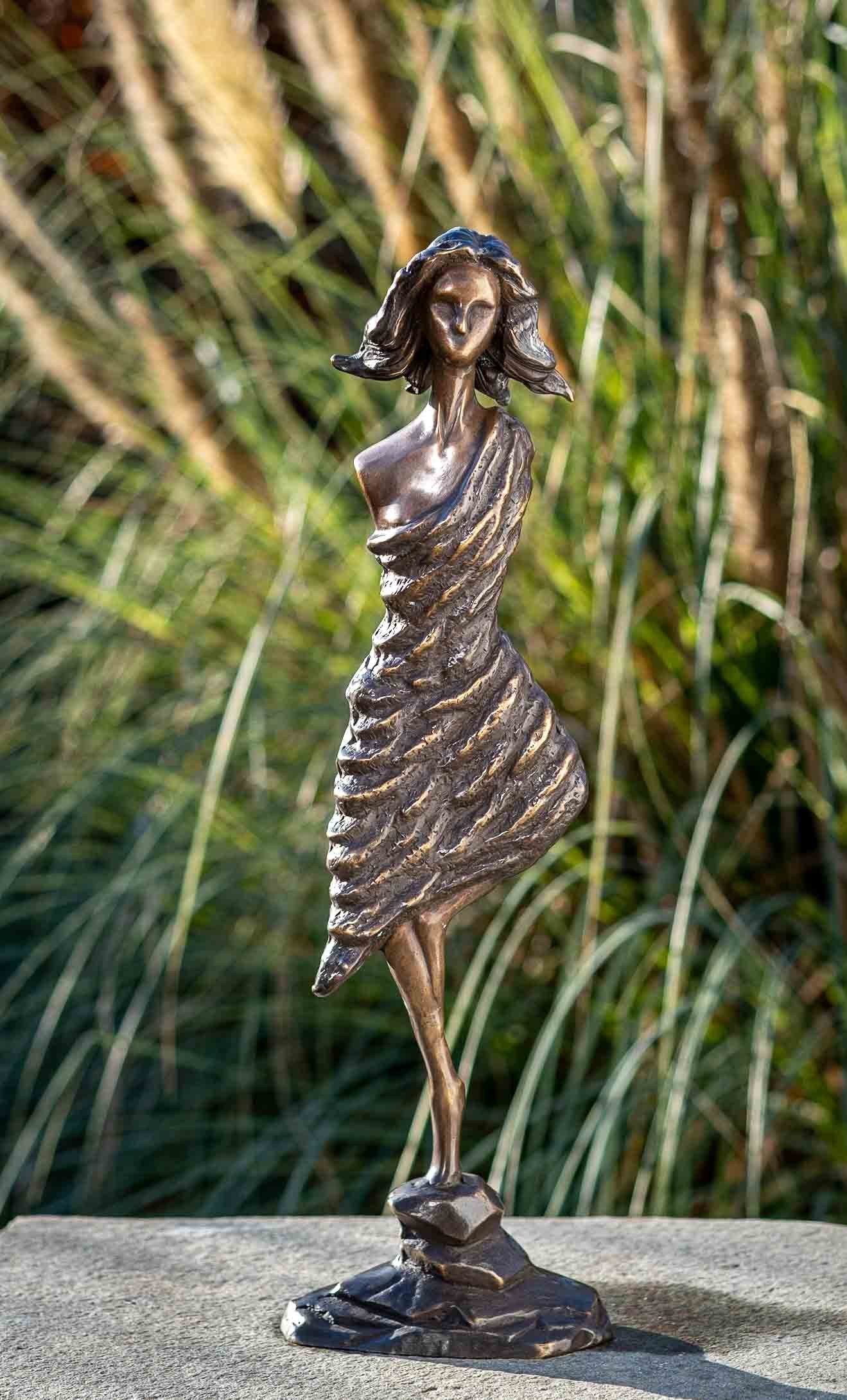 in Bronze-Skulptur sehr Hand – robust patiniert. Frau, – IDYL – werden Modelle Gartenfigur Moderne Die witterungsbeständig Bronze Wachsausschmelzverfahren und Langlebig gegen von Frost, gegossen IDYL und Bronze in UV-Strahlung. Regen