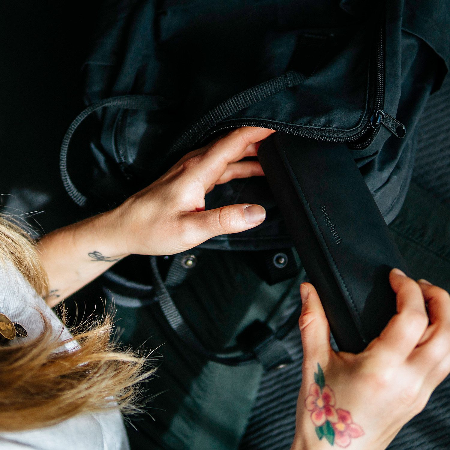 happybrush Aufbewahrungstasche für elektrische Zahnbürsten - mit Magnetverschluss - schwarz, veganes Kunstleder, Reiseetui im praktischen Design