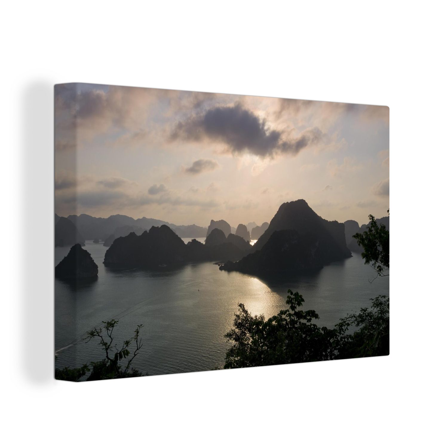 OneMillionCanvasses® Leinwandbild Sonnenuntergang hinter den Felsen in der Ha Long Bay in Vietnam, (1 St), Wandbild Leinwandbilder, Aufhängefertig, Wanddeko, 30x20 cm