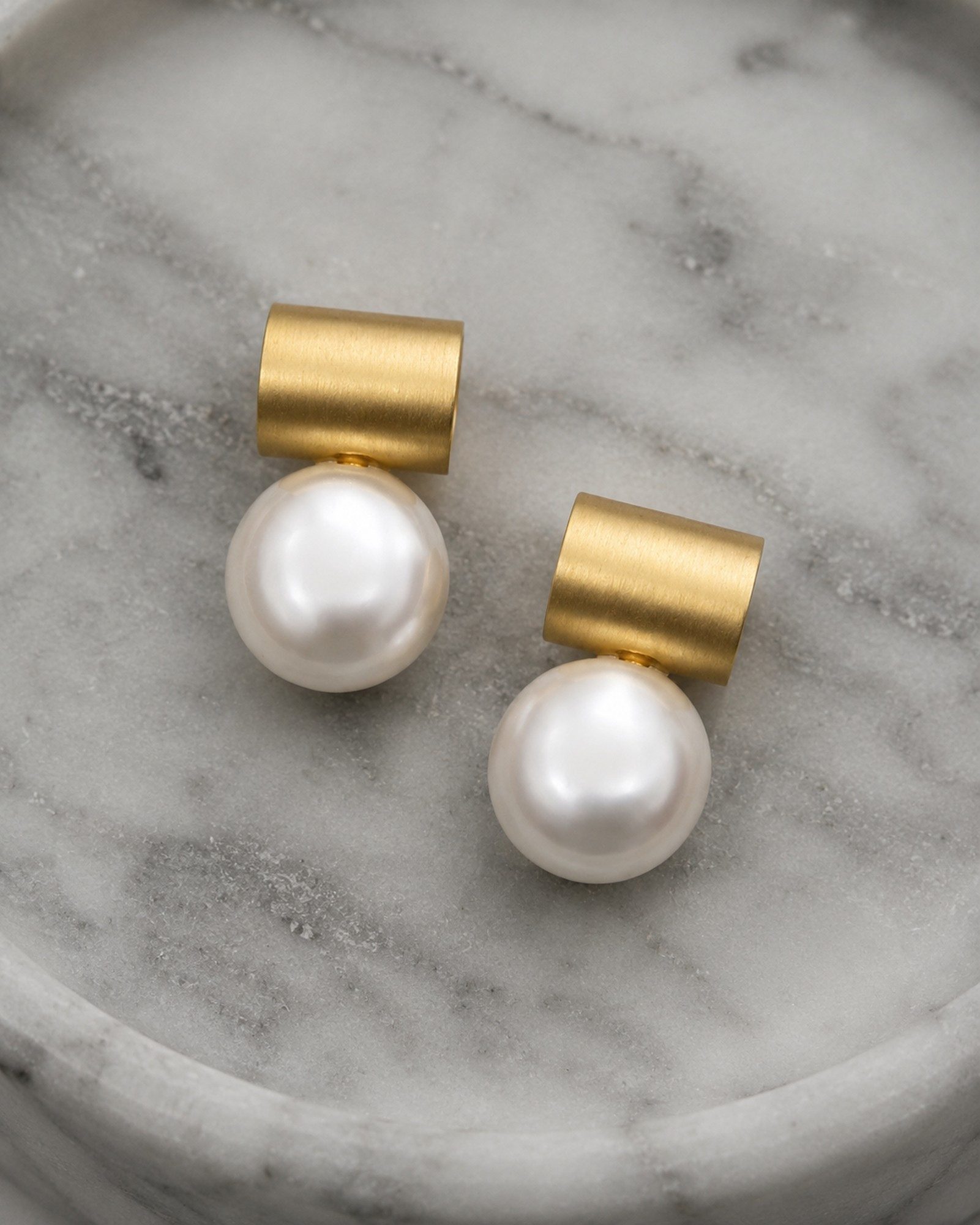 Ella Jonte Paar Ohrstecker, Perlenohrringe – eleganter Modeschmuck mit moderner Goldoptik